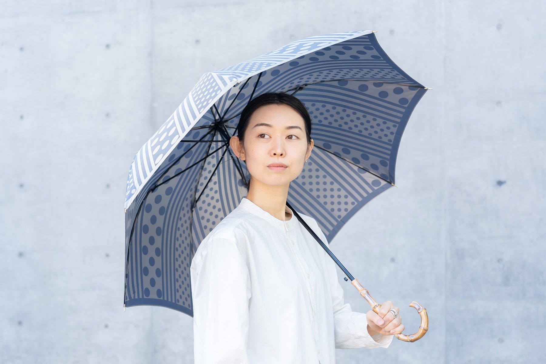 ブルーの晴雨兼用婦人傘