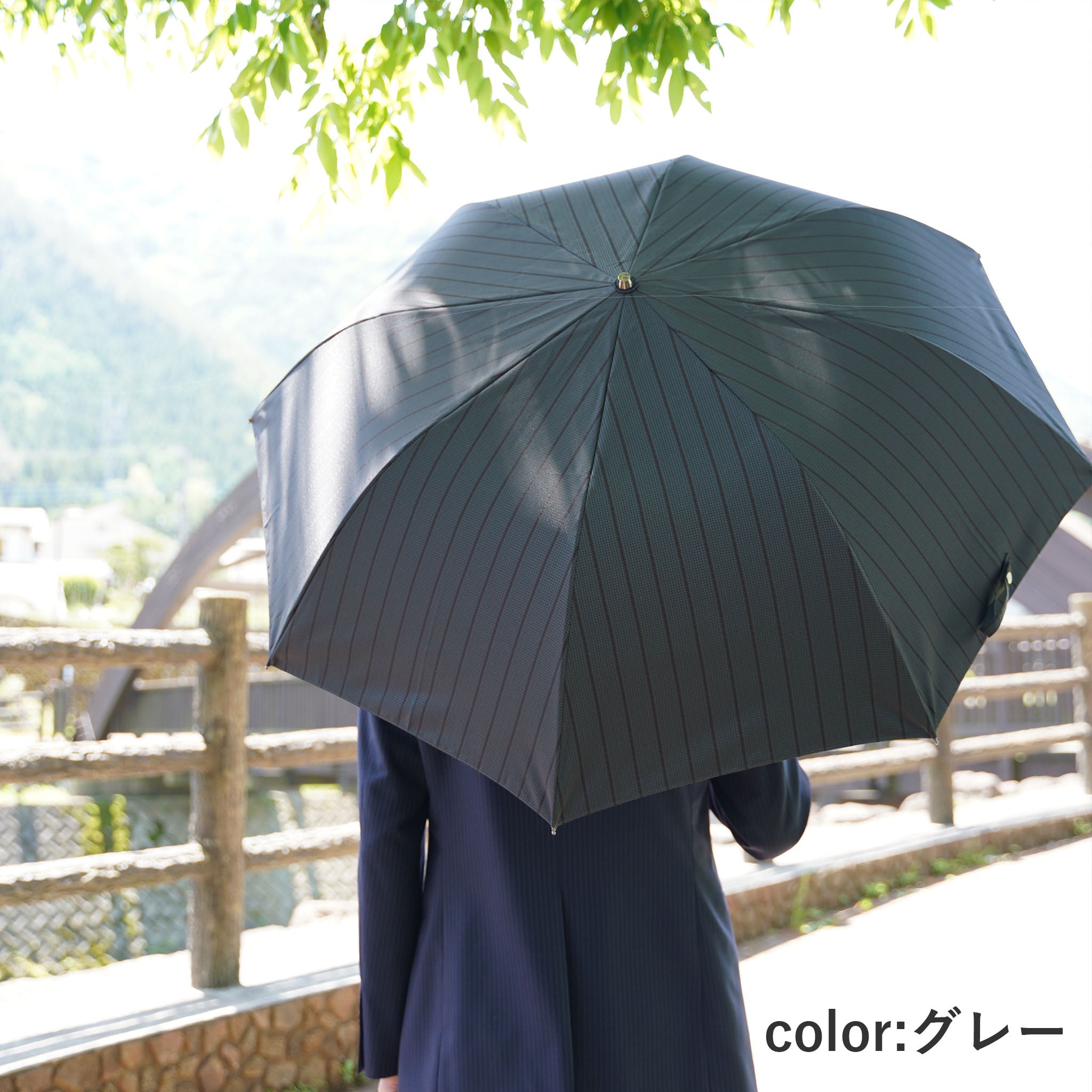 晴雨兼用日傘(折りたたみ傘) メンズ Shede Chidori Stripe グレー 使用イメージ