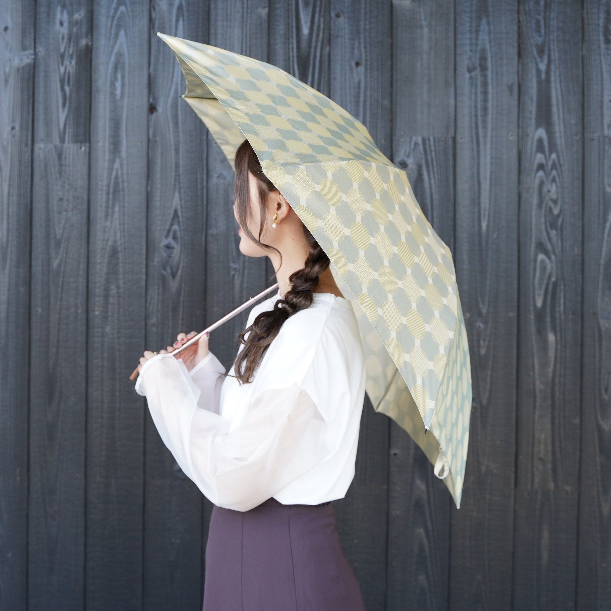 晴雨兼用 レディース ノルディック ドットコラージュ グリーン 折りたたみ傘 使用イメージ