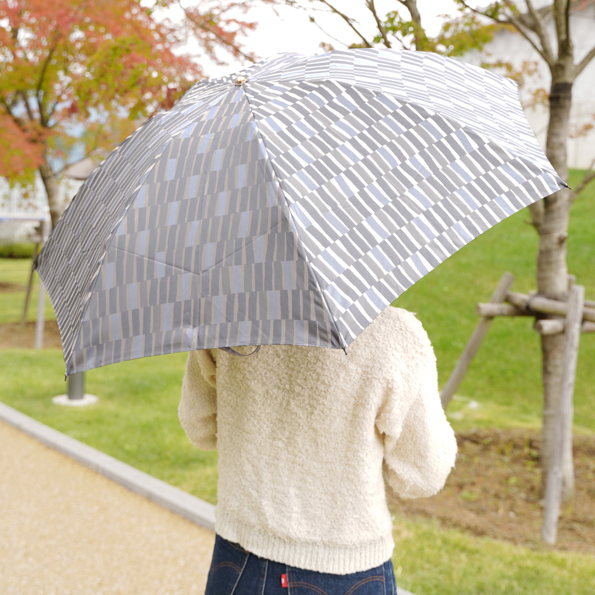 晴雨兼用 レディース ノルディック 大枝 グレー 折りたたみ傘 使用イメージ