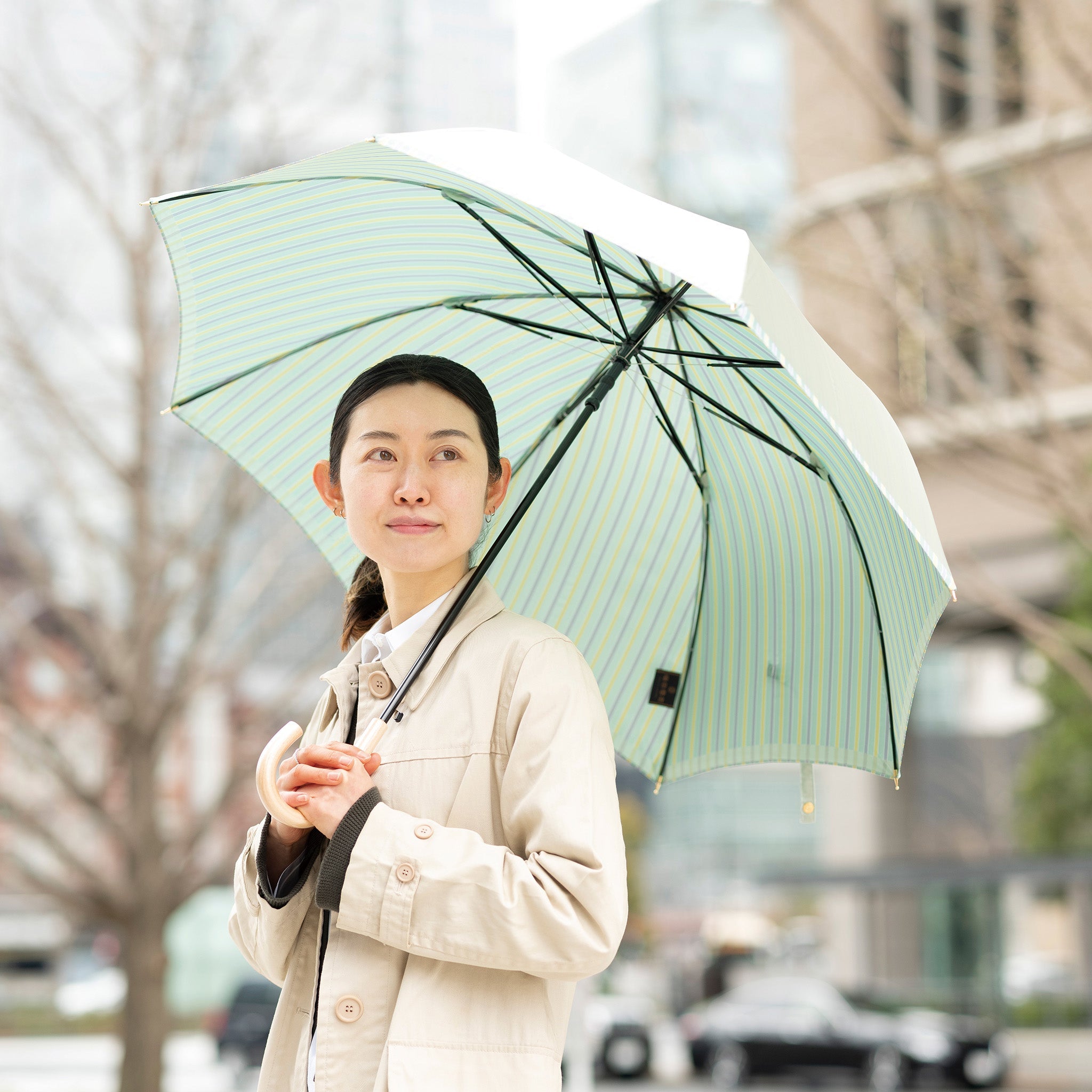 晴雨兼用 レディース Riff ミントグリーン 長傘 使用イメージ