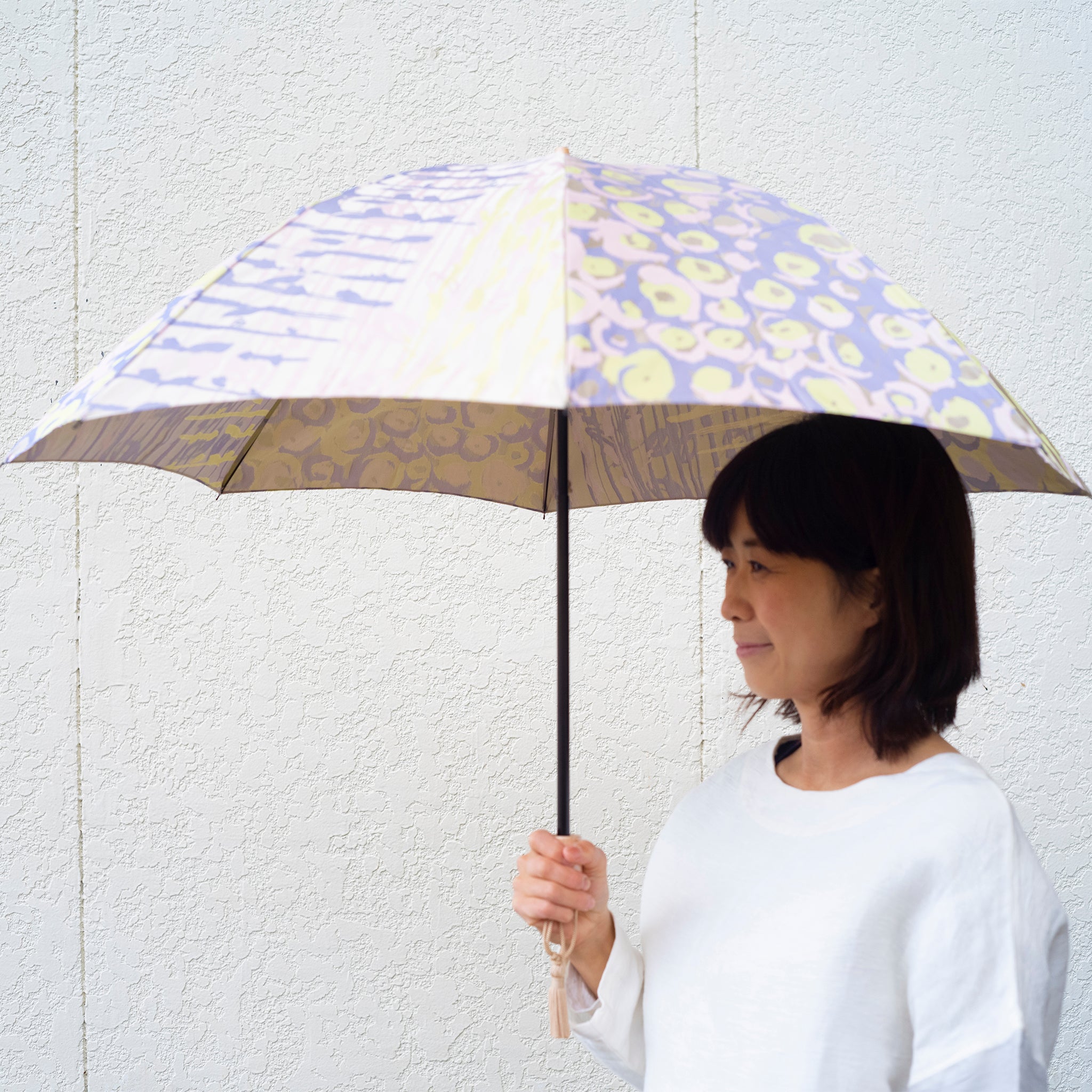 晴雨兼用 レディース Aneqdot ローズ ラベンダー 折りたたみ傘 使用イメージ