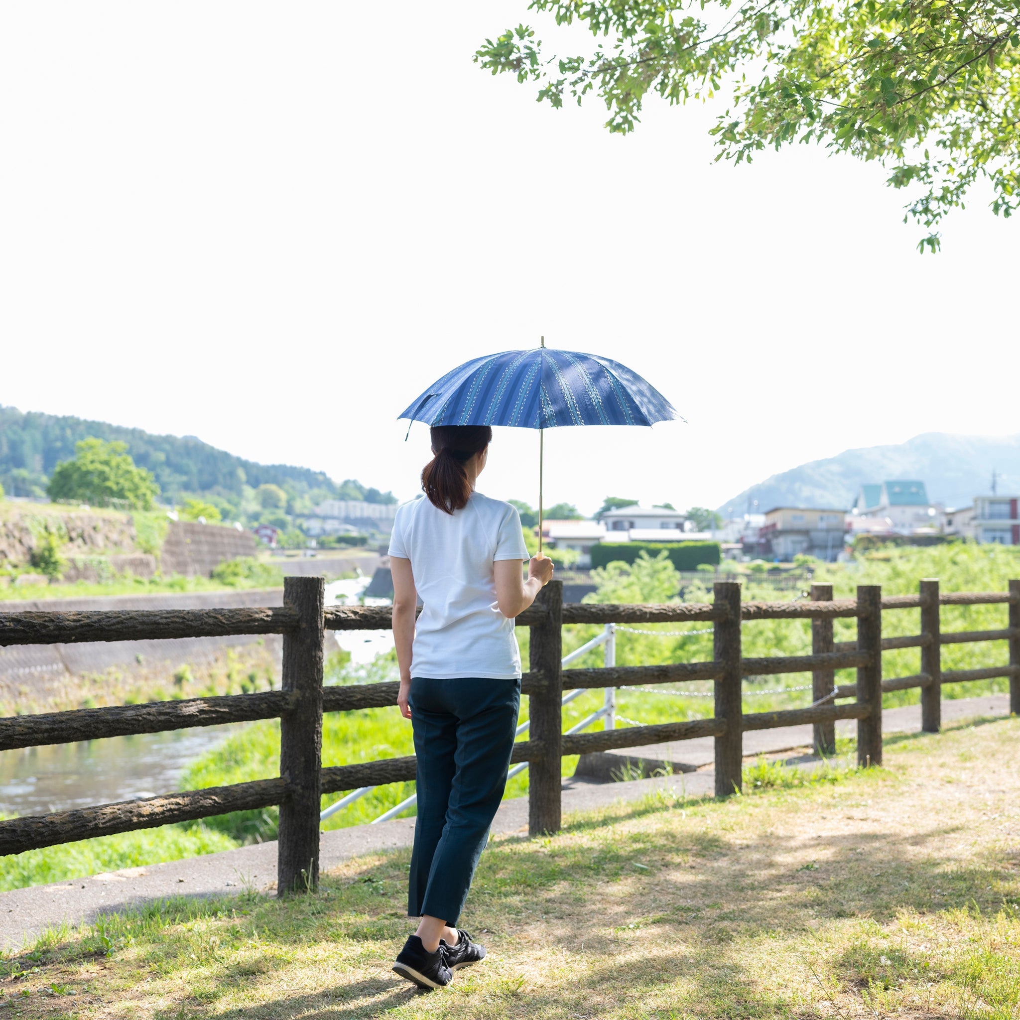 晴雨兼用 レディース feel.t ファンシーストライプ ブルー スライドショート傘 使用イメージ