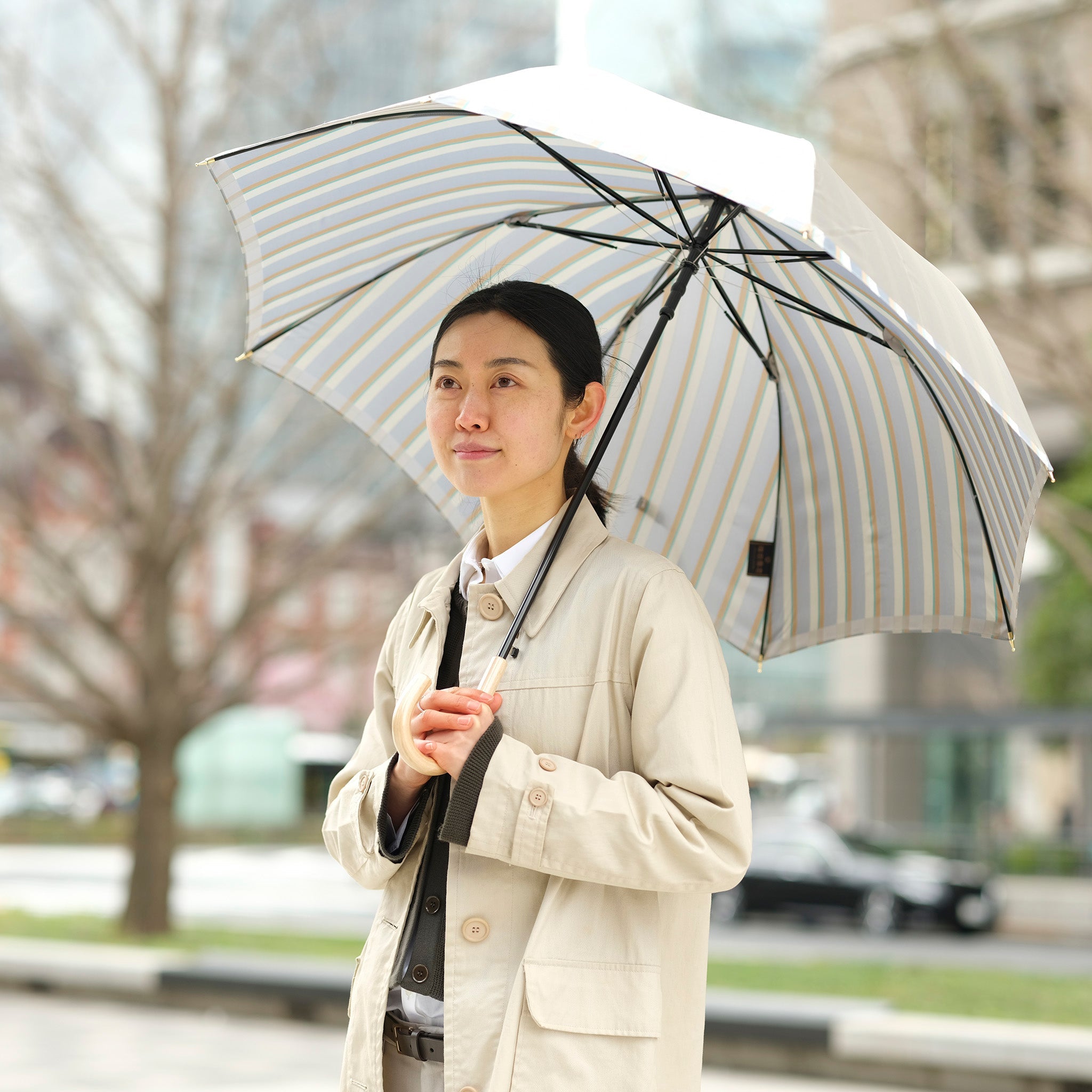 晴雨兼用 レディース Riff マロウブルー 長傘 使用イメージ