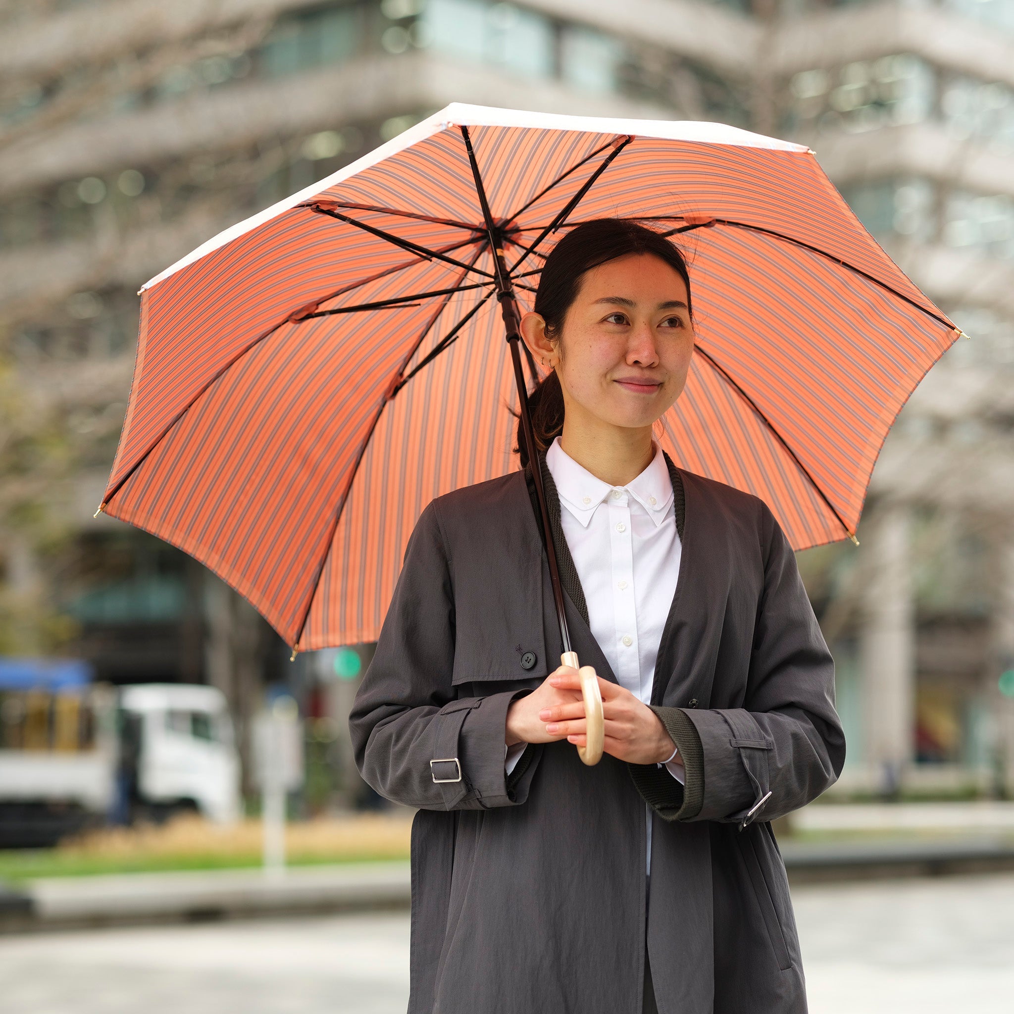 晴雨兼用 レディース Riff ピンクグレープ 長傘 使用イメージ