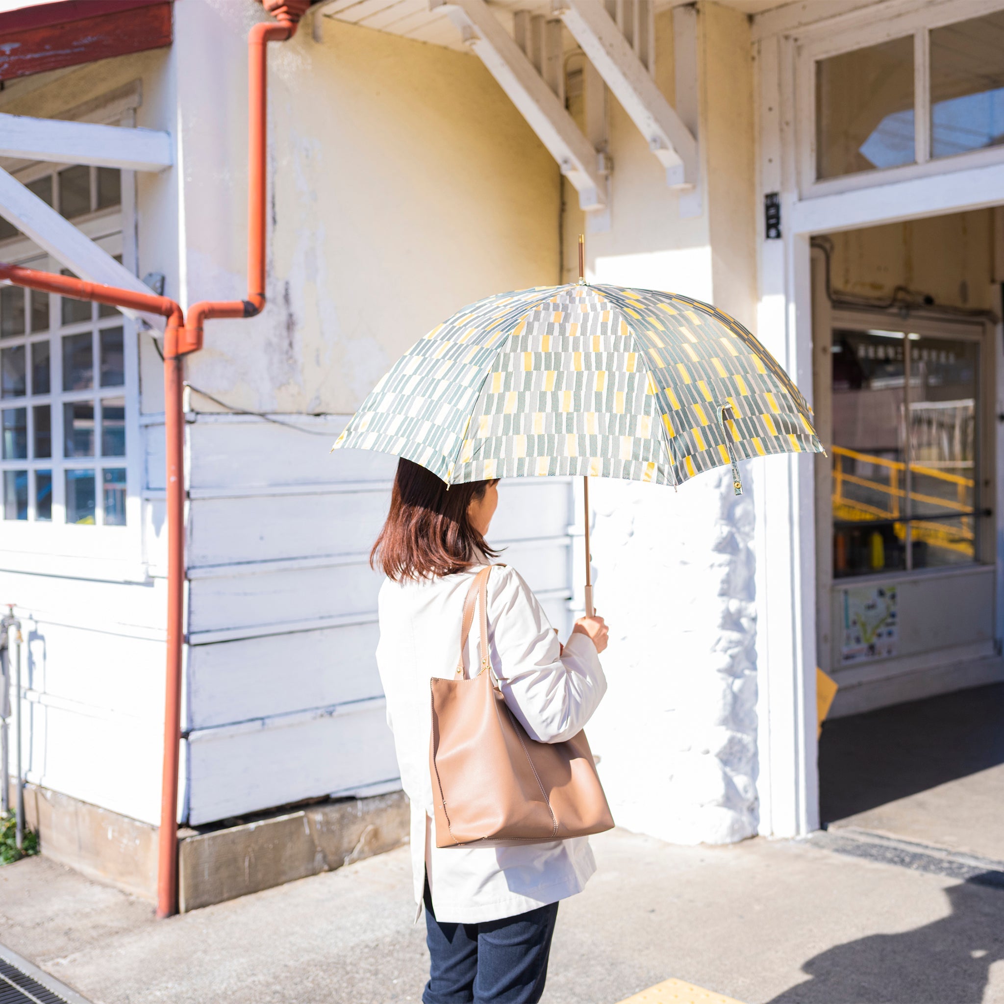 晴雨兼用 レディース ノルディック 大枝 カーキ 長傘 使用イメージ