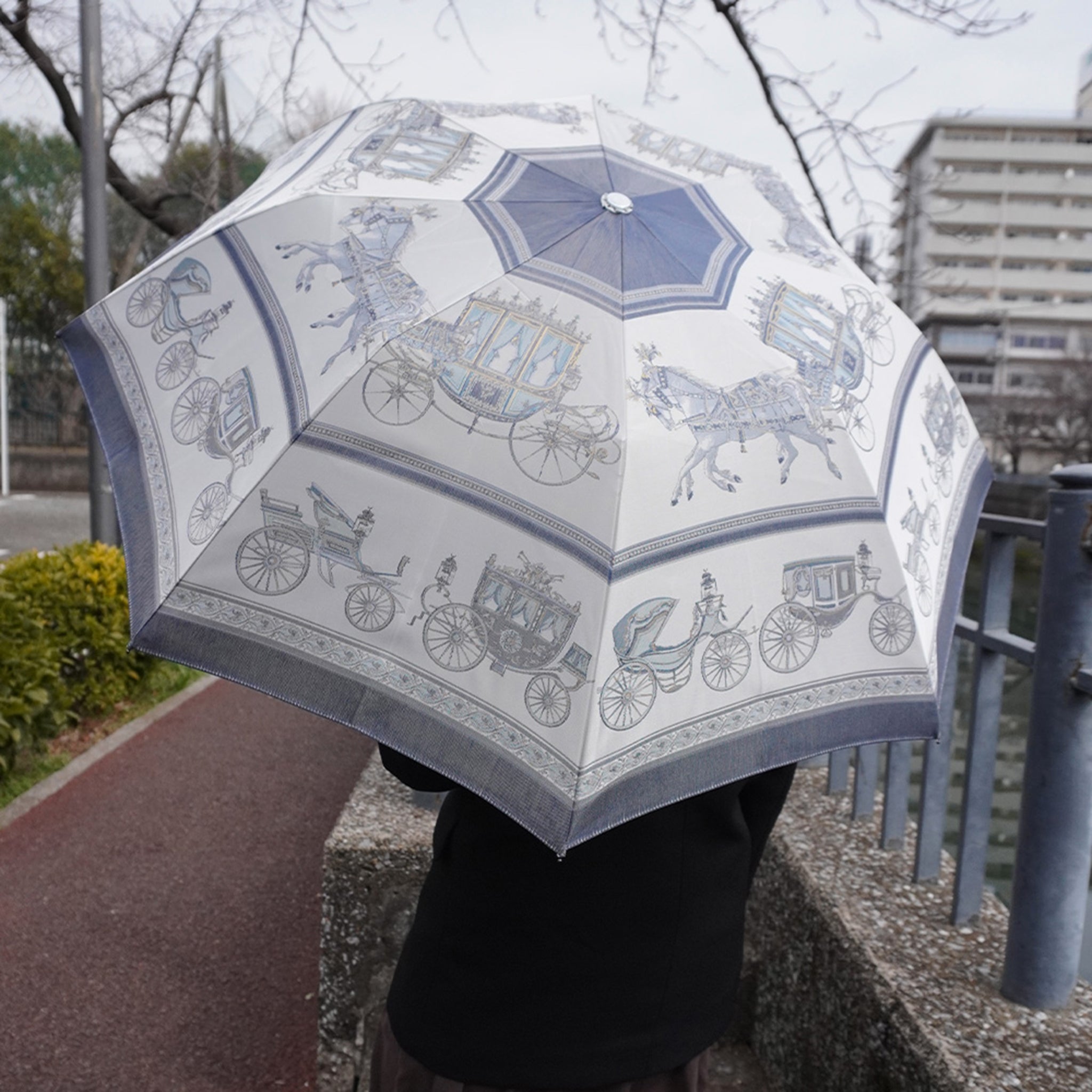 Umbrella of Yokohama 折りたたみ傘(馬車行列)ブルー 使用イメージ