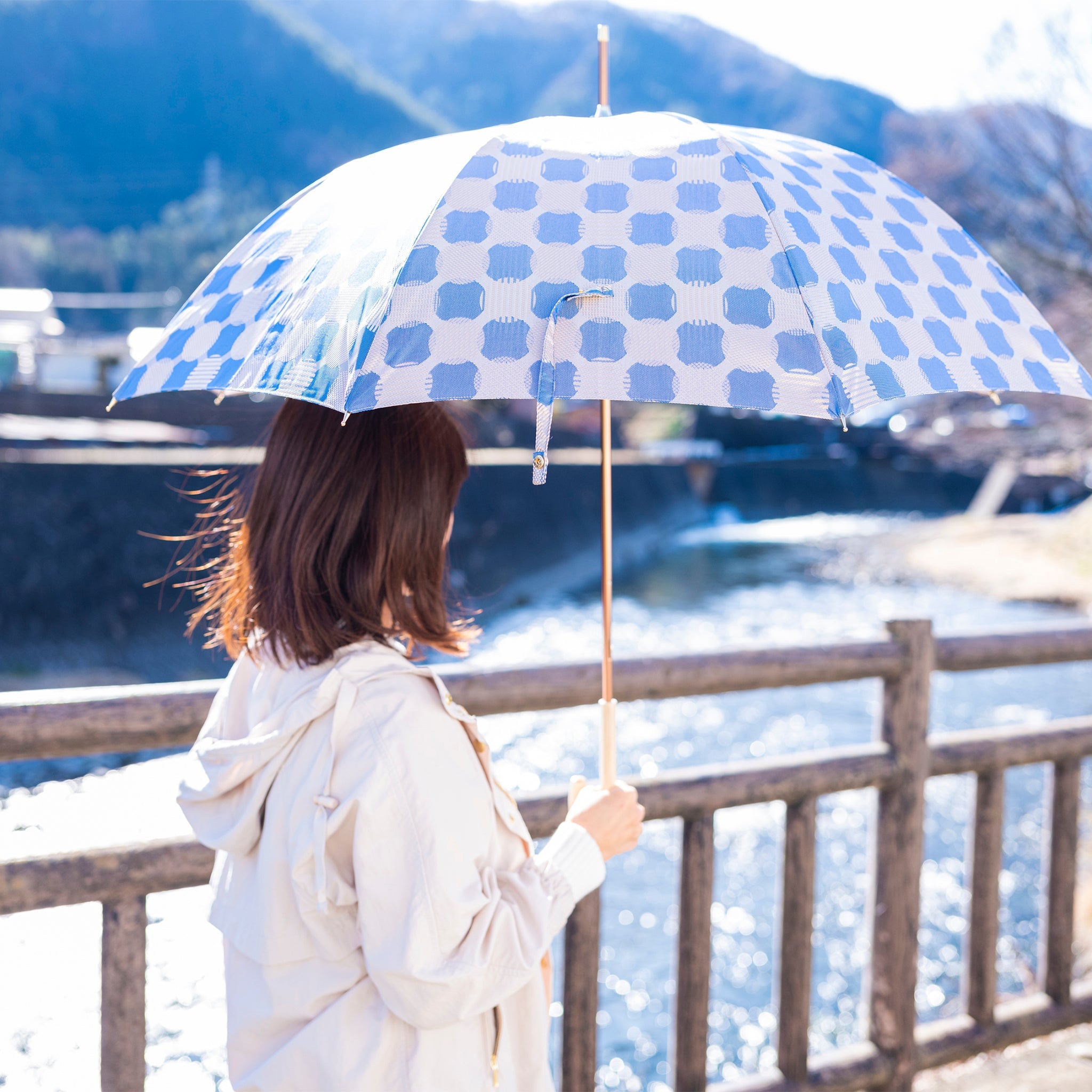 晴雨兼用 レディース ノルディック ドットコラージュ ブルー 長傘 使用イメージ