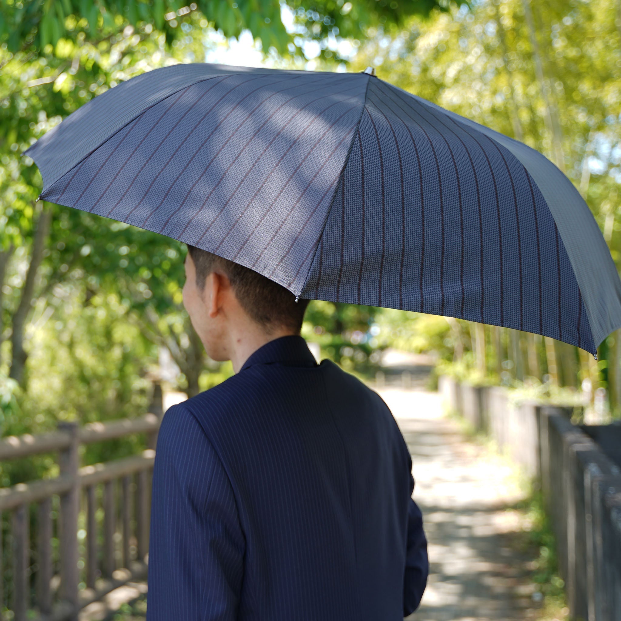 晴雨兼用日傘(折りたたみ傘) メンズ Shede Chidori Stripe グレー 使用イメージ