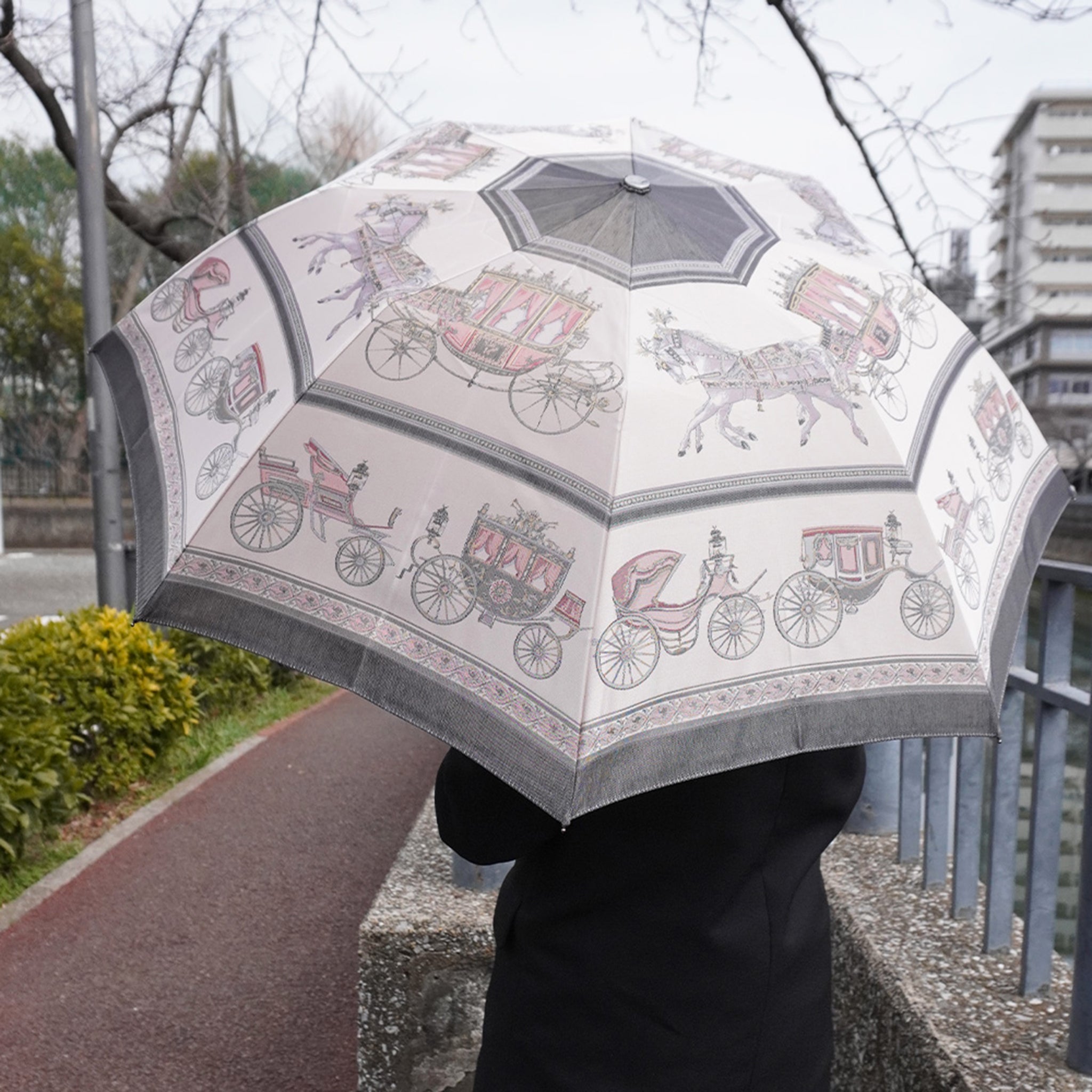 Umbrella of Yokohama 折りたたみ傘(馬車行列)ピンク×ブラック 使用イメージ