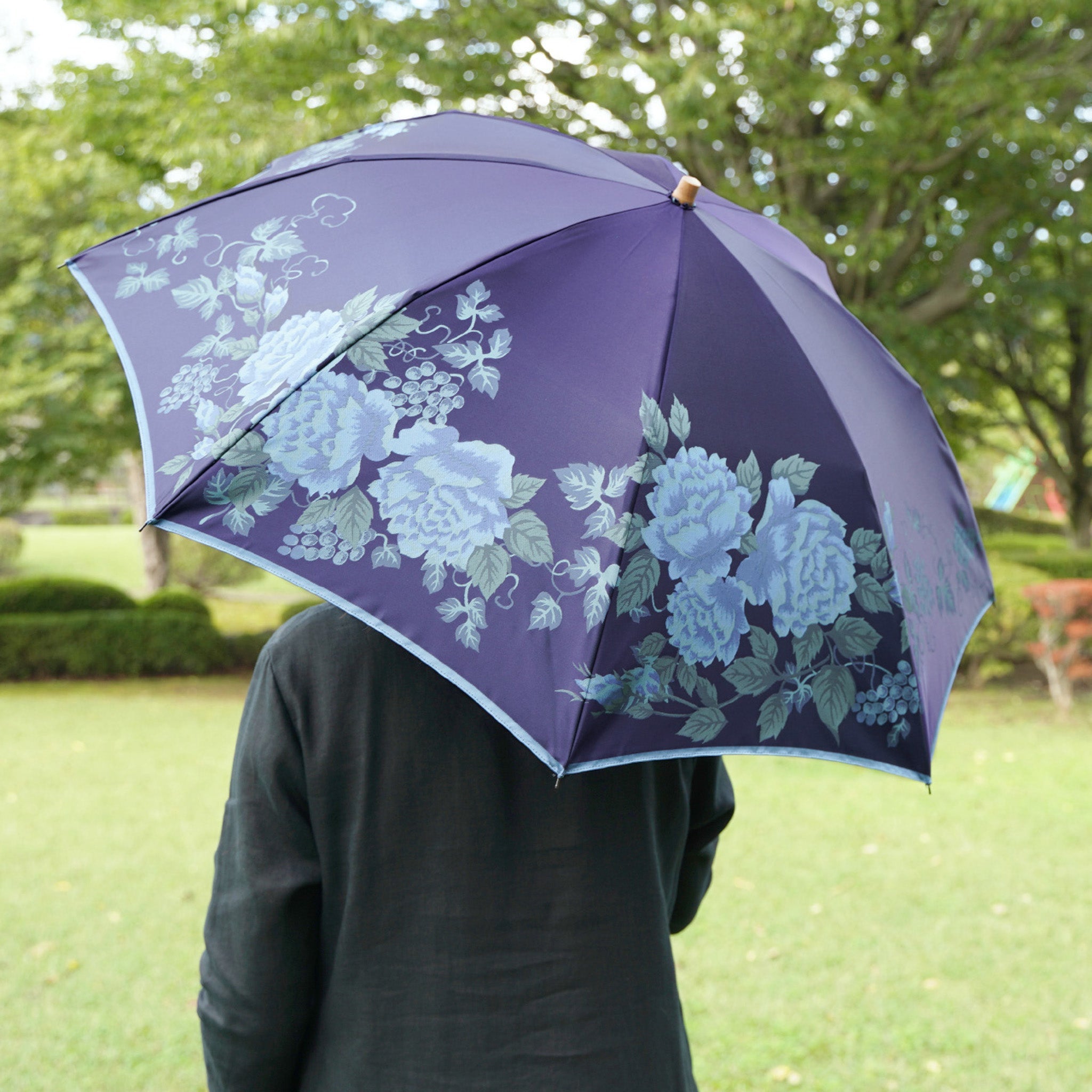 晴雨兼用 レディース 絵おり バラとぶどう ネイビー 折りたたみ傘 使用イメージ