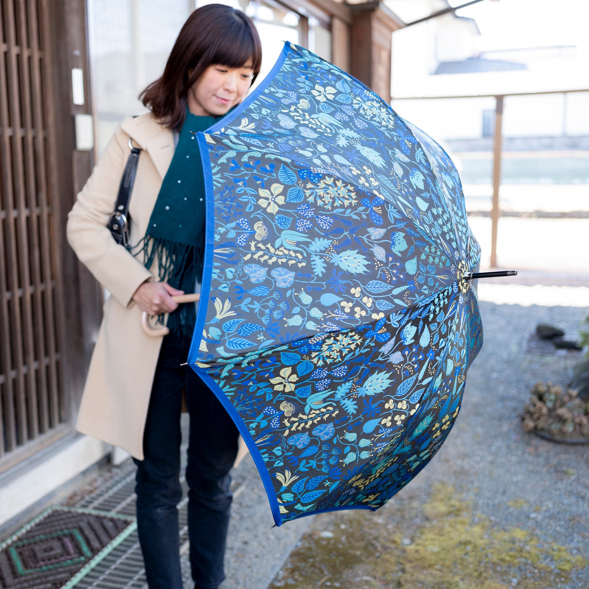 晴雨兼用 レディース Stig L. HERBARIUM ブルー 長傘 使用イメージ