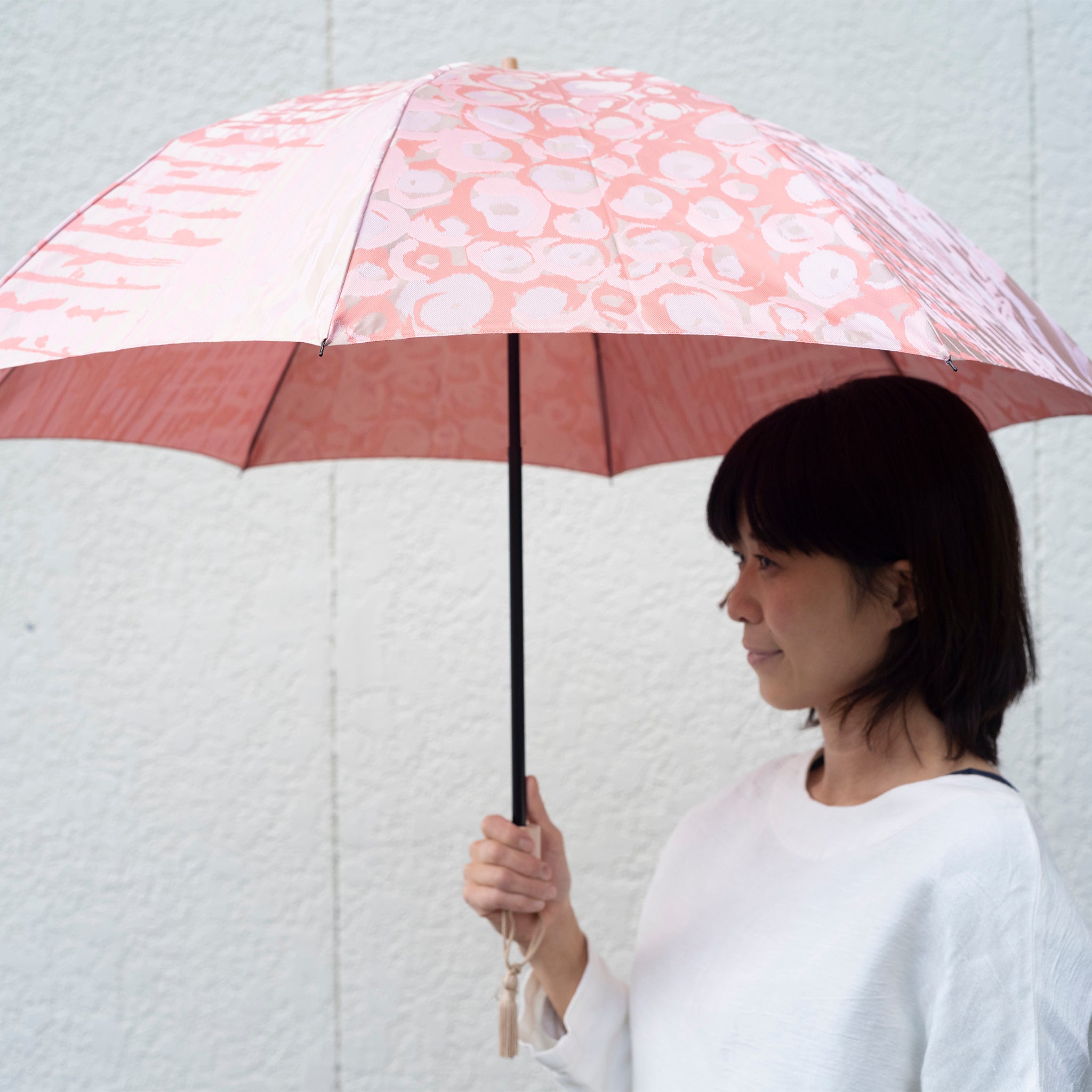 晴雨兼用 レディース Aneqdot ローズ サーモンピンク 折りたたみ傘 使用イメージ