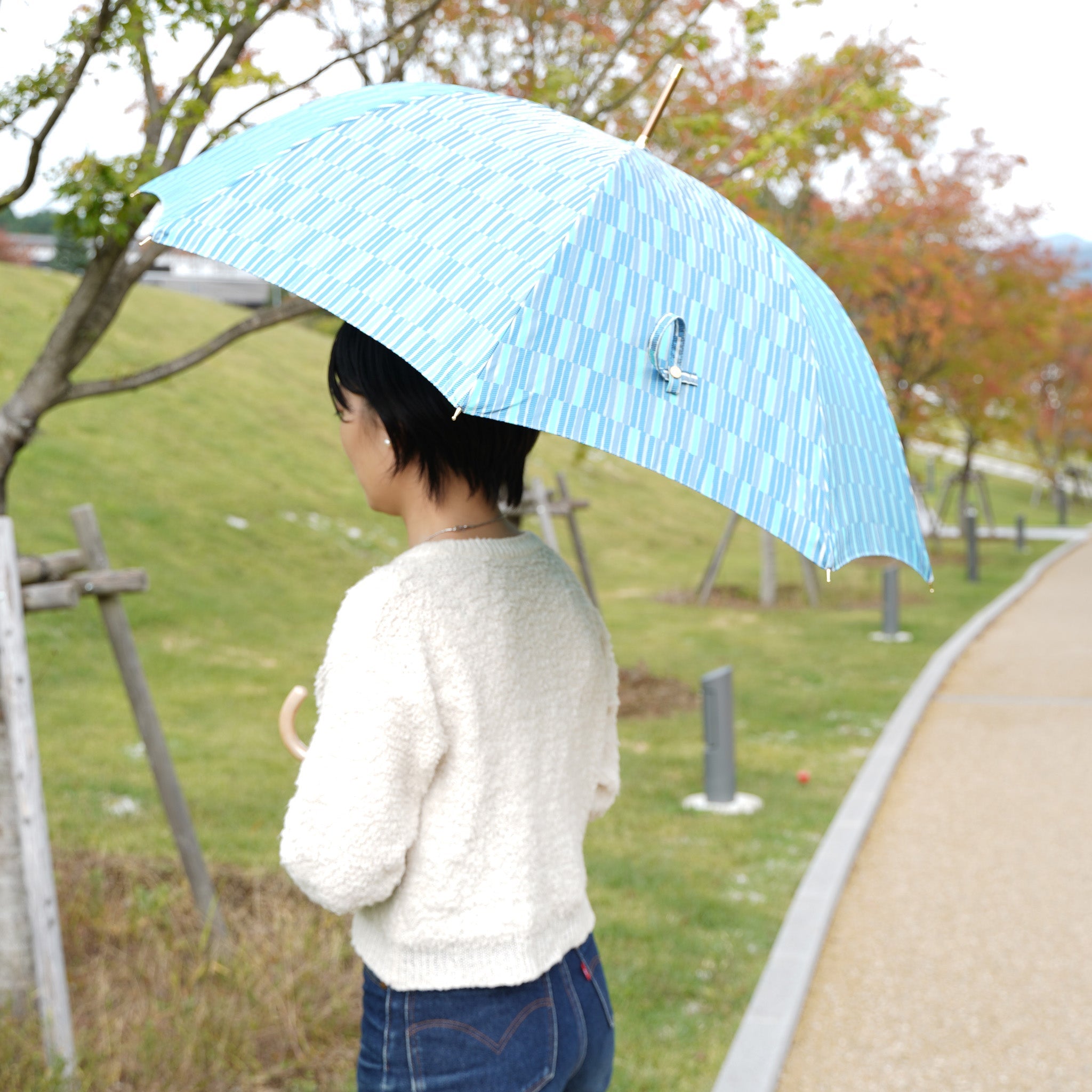 晴雨兼用 レディース ノルディック 枝 ブルー 長傘 使用イメージ