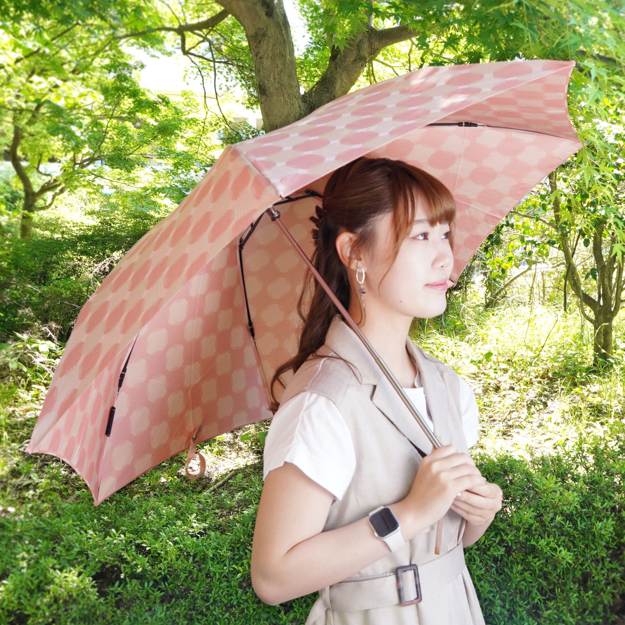 晴雨兼用 レディース ノルディック ドットコラージュ ピンク 折りたたみ傘 使用イメージ