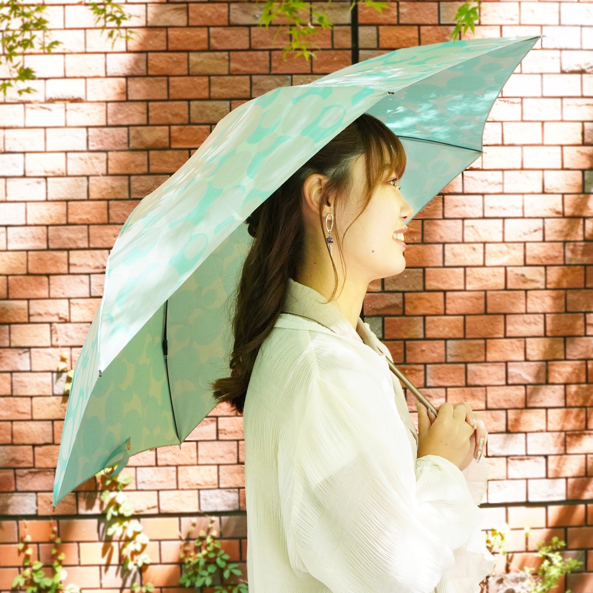 晴雨兼用 レディース ノルディック バブル グリーン 折りたたみ傘 使用イメージ