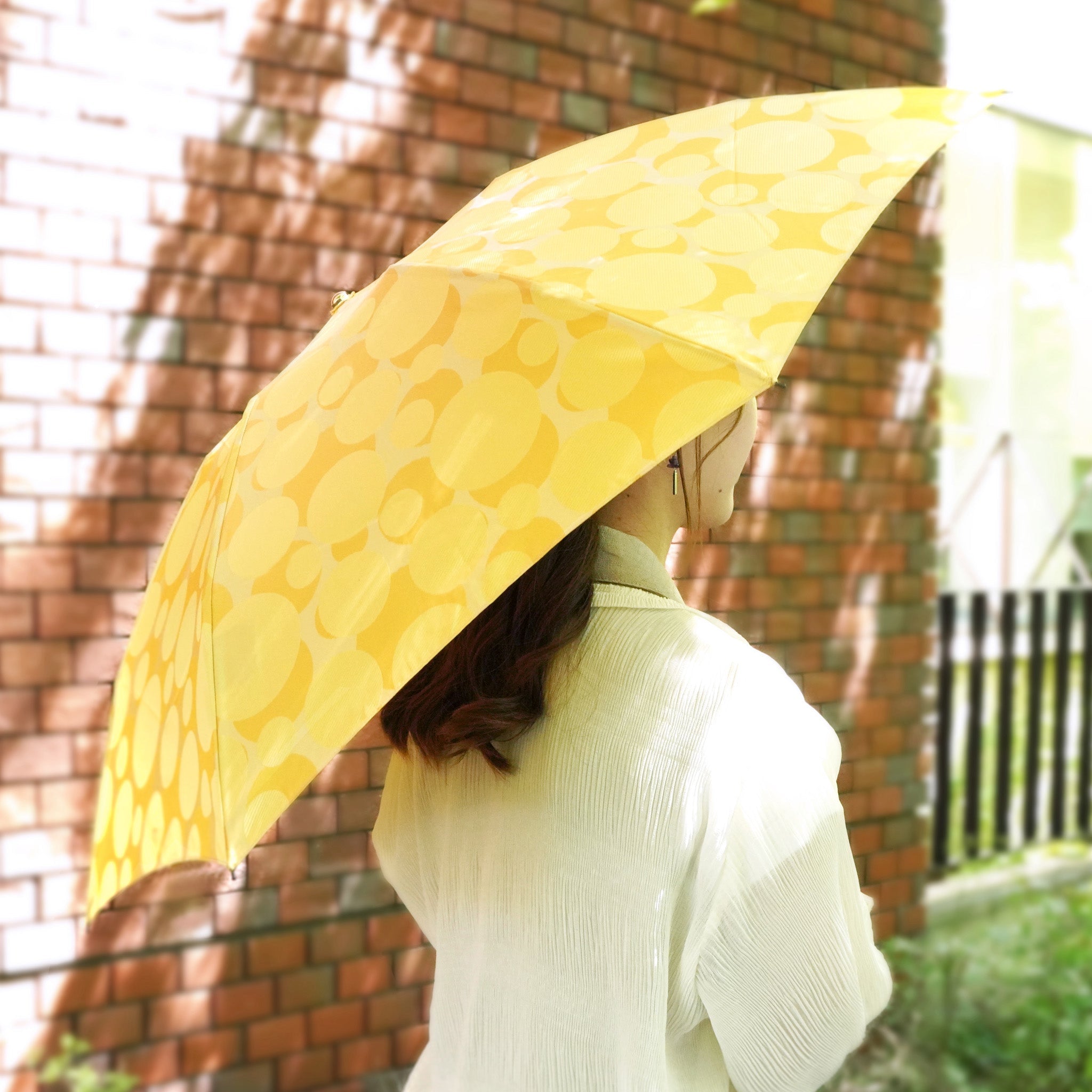 晴雨兼用 レディース ノルディック バブル イエロー 折りたたみ傘 使用イメージ