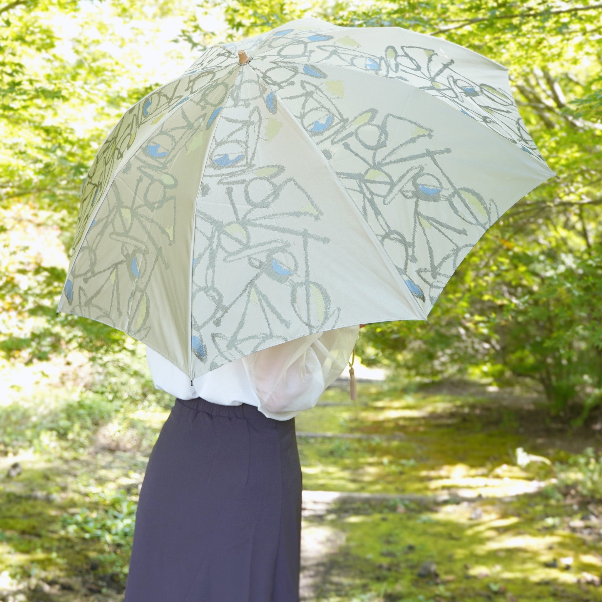 晴雨兼用 レディース Aneqdot 踊る グリーン 折りたたみ傘 使用イメージ