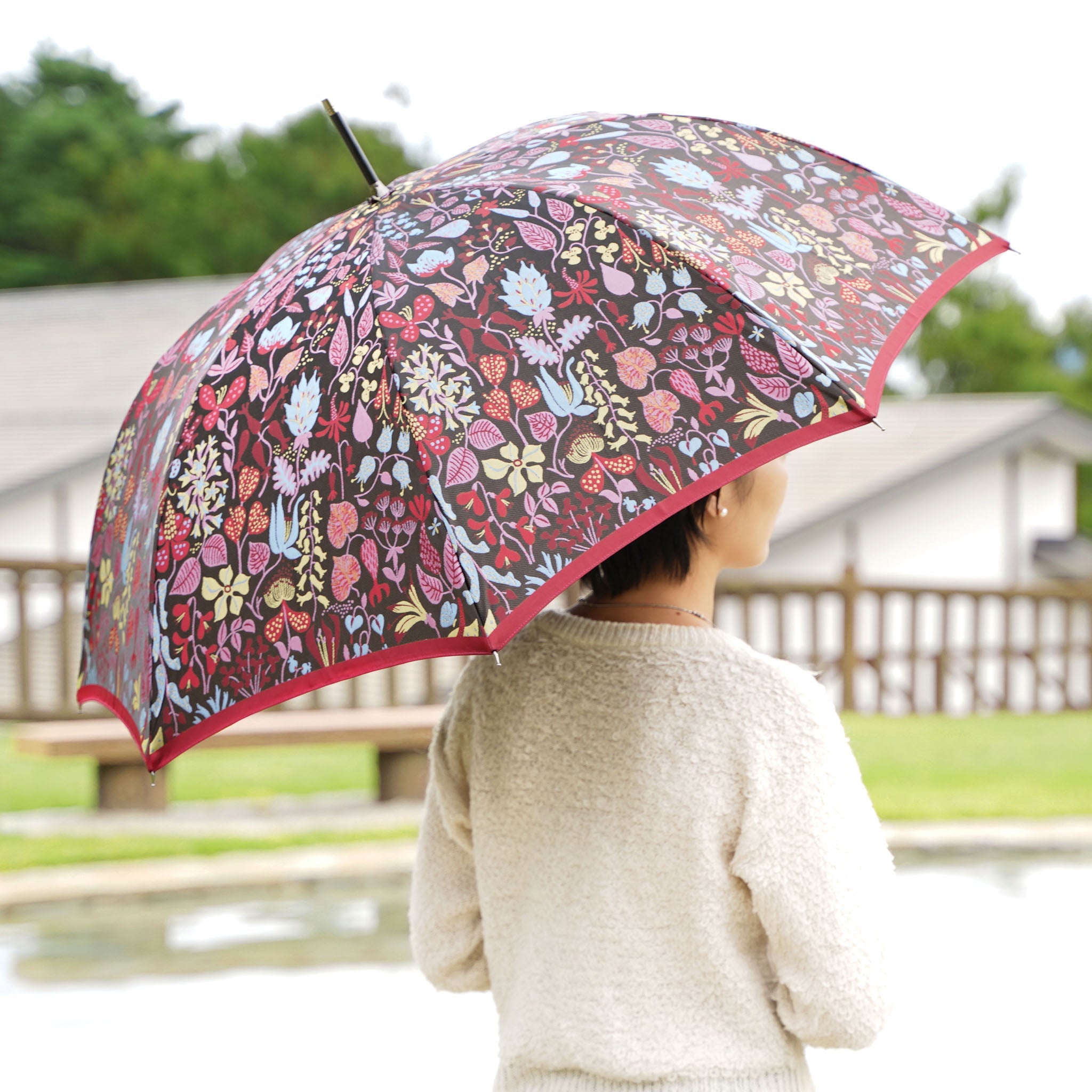 晴雨兼用 レディース Stig L. HERBARIUM レッド 長傘 使用イメージ
