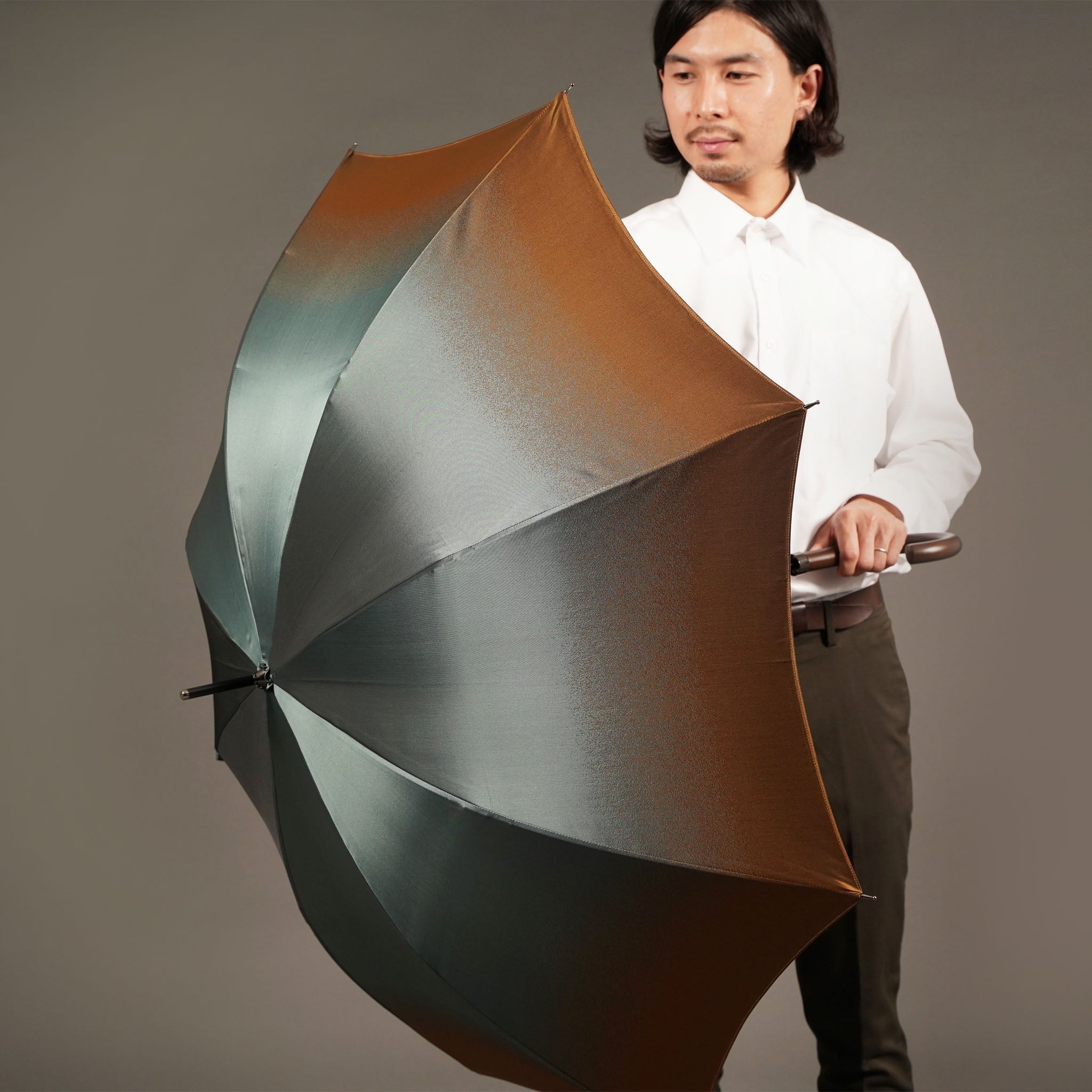 晴雨兼用 メンズ RefleCouture ブロンズ 長傘 使用イメージ