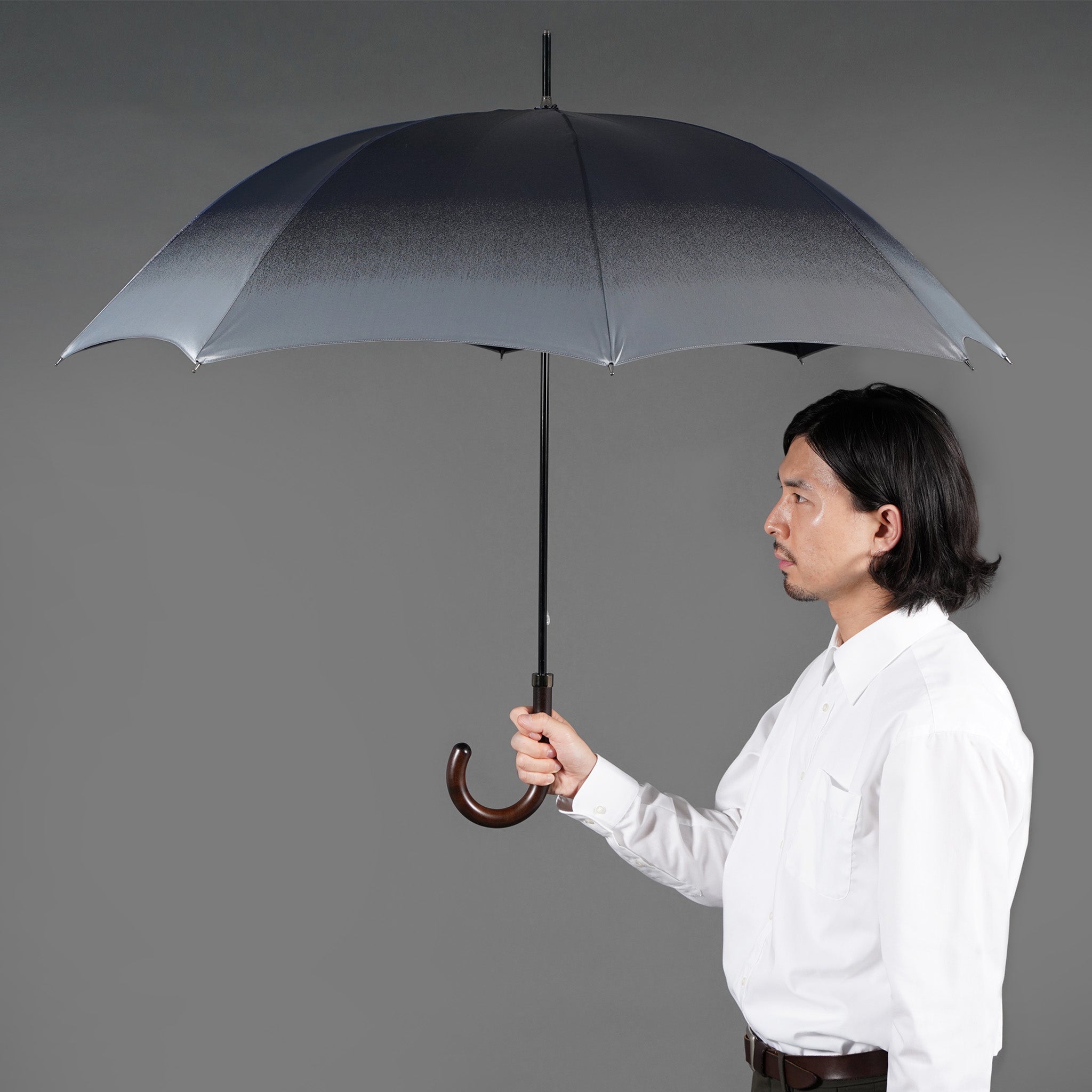 晴雨兼用 メンズ RefleCouture プラチナ 長傘 使用イメージ