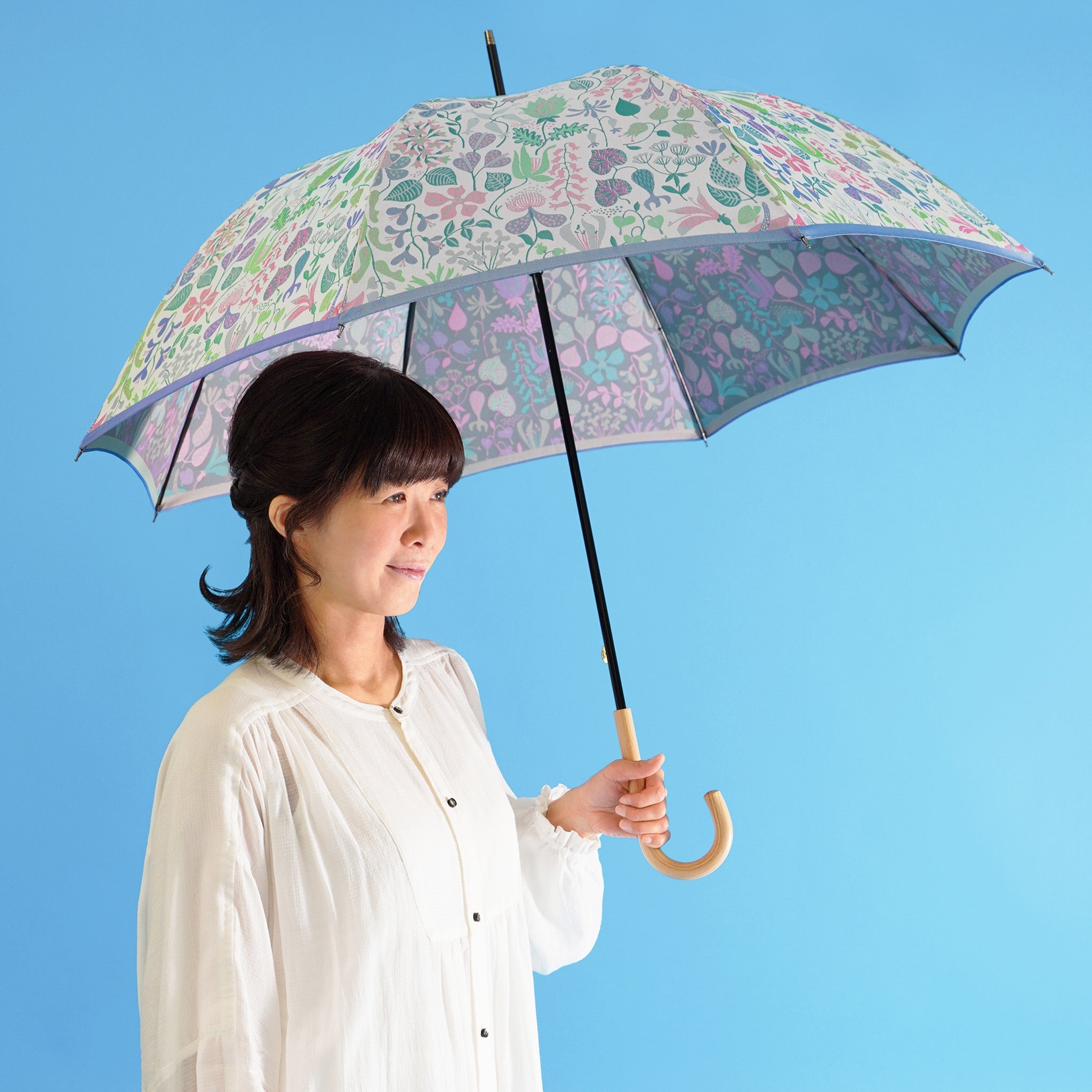 晴雨兼用 レディース Stig L. HERBARIUM ライトブルー 長傘 使用イメージ