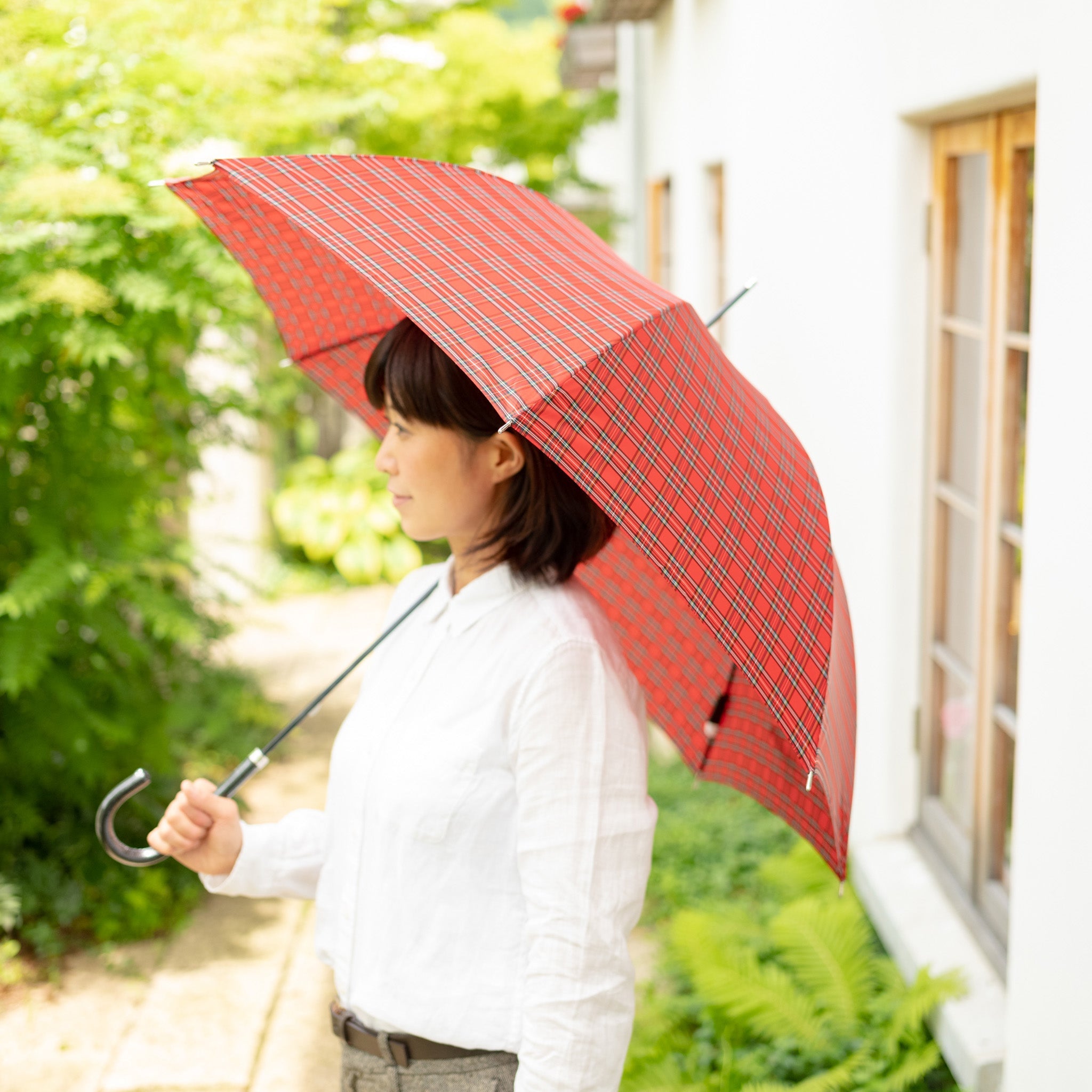 レディース雨傘 レトロチェック 長傘 使用イメージ