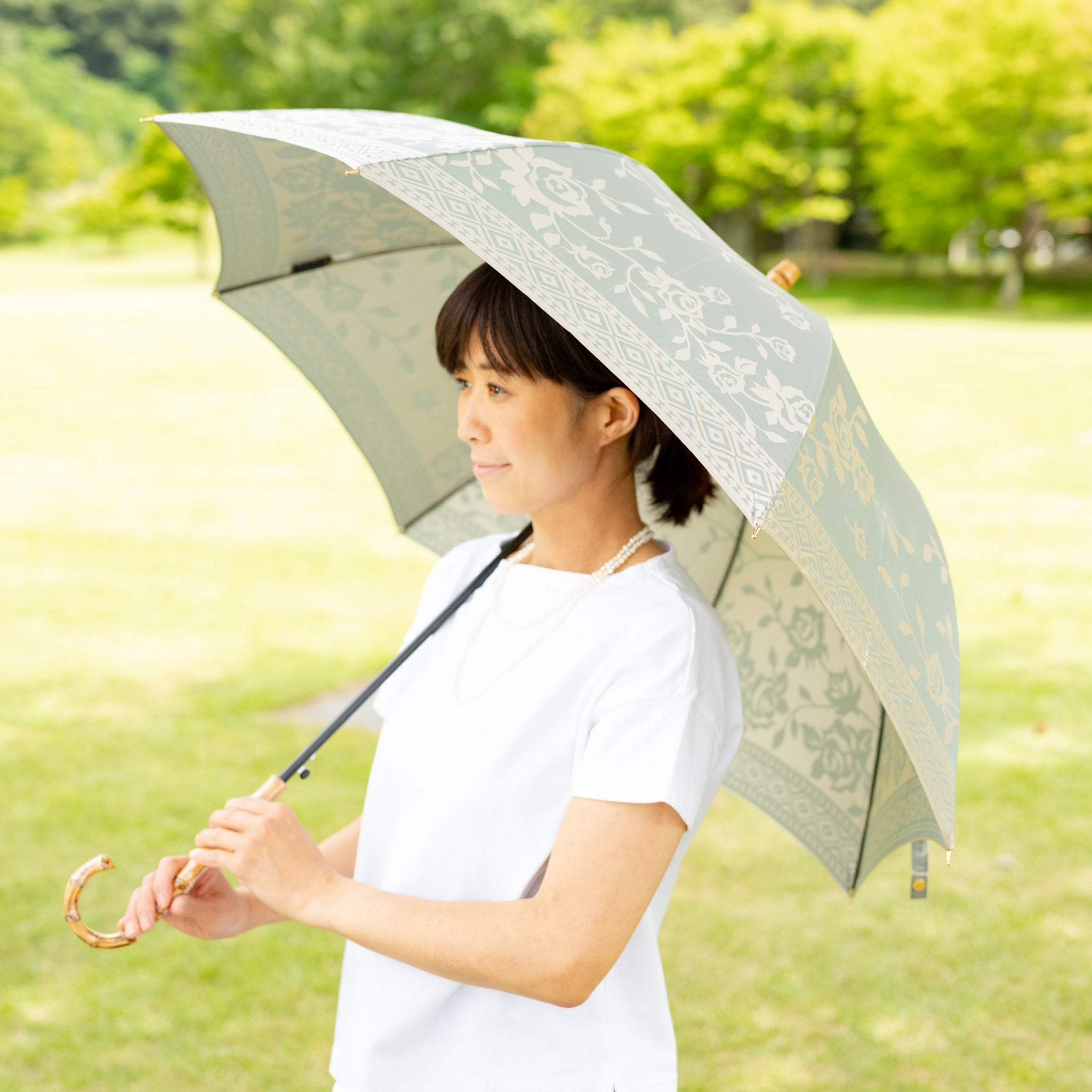 晴雨兼用 レディース kirie バラ セイジグリーン 長傘 使用イメージ