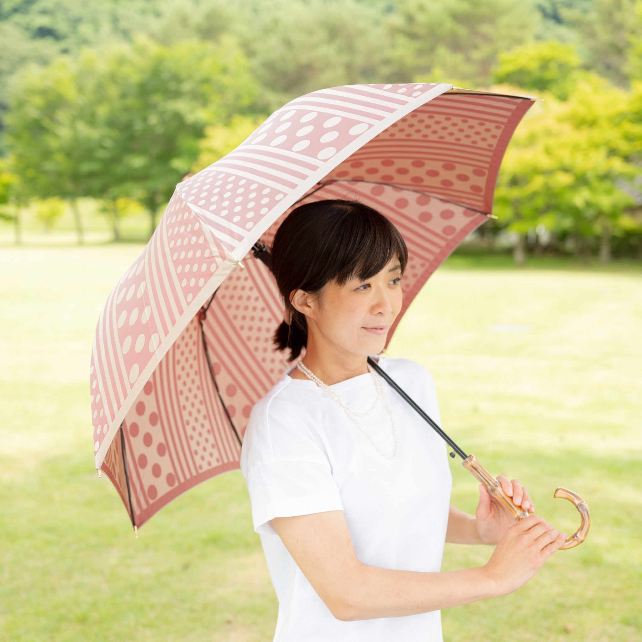 晴雨兼用 レディース kirie ドットとストライプ アンティークボルドー 長傘 使用イメージ