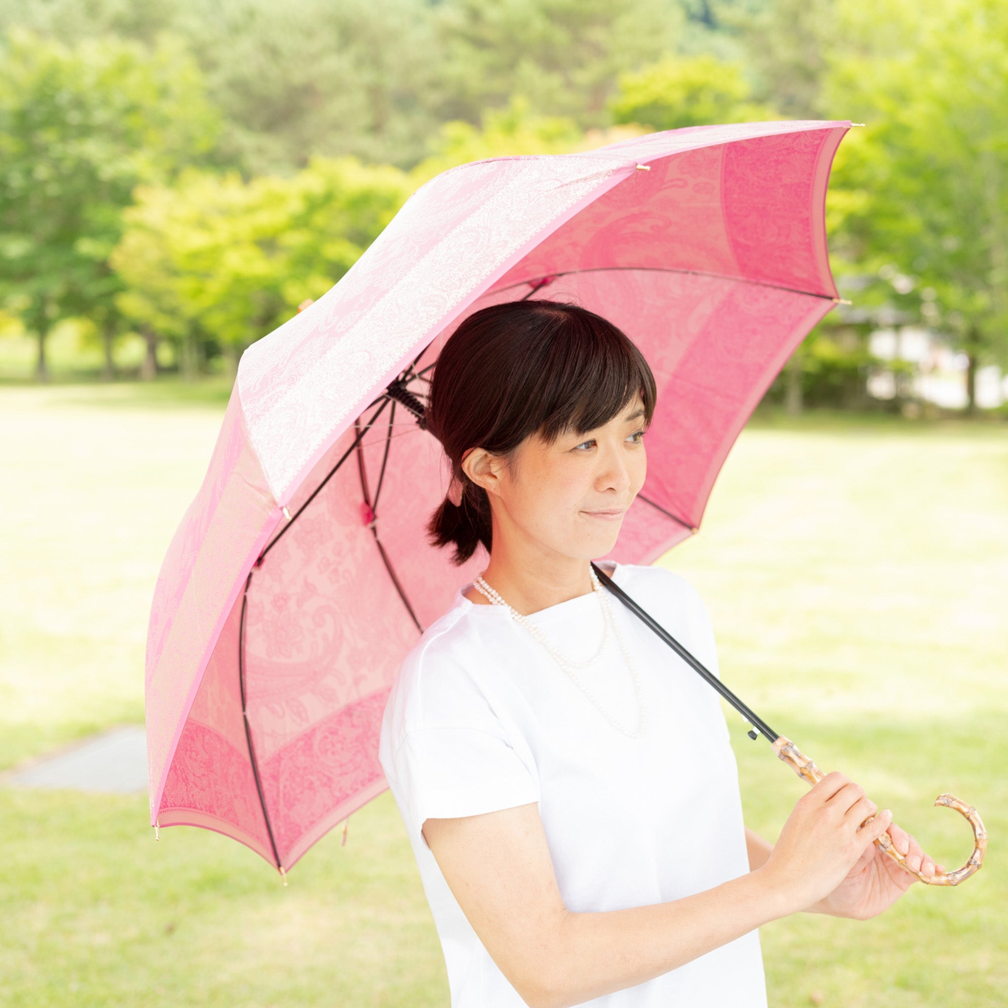 晴雨兼用 レディース kirie ペイズリー ピオニーピンク 長傘 使用イメージ