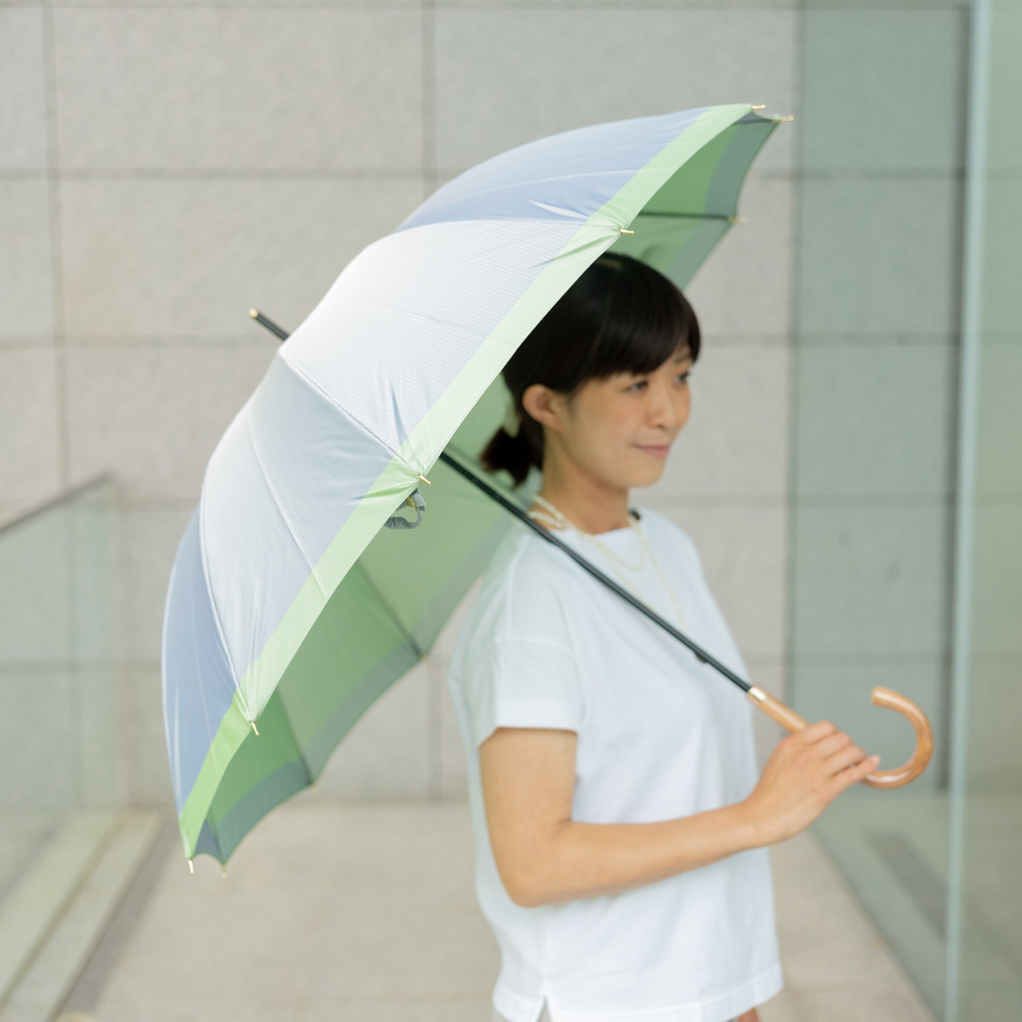 晴雨兼用 レディース SCENE グログランシャンブレー ブルー 長傘 使用イメージ