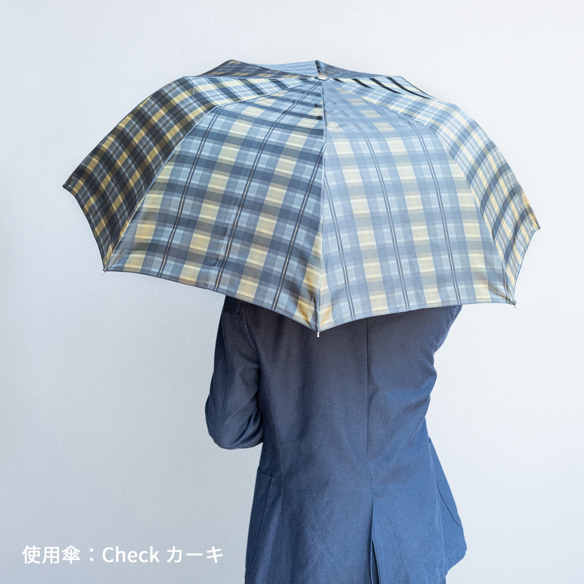 晴雨兼用 メンズ Shade Check カーキ 折りたたみ傘 使用イメージ