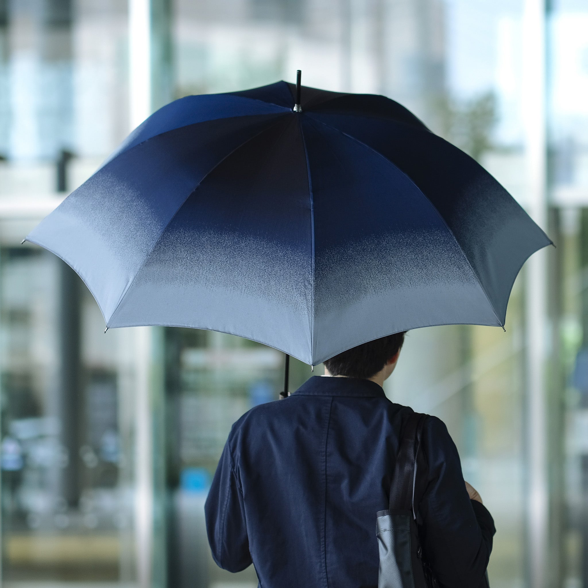 晴雨兼用 メンズ RefleCouture プラチナ 長傘 使用イメージ
