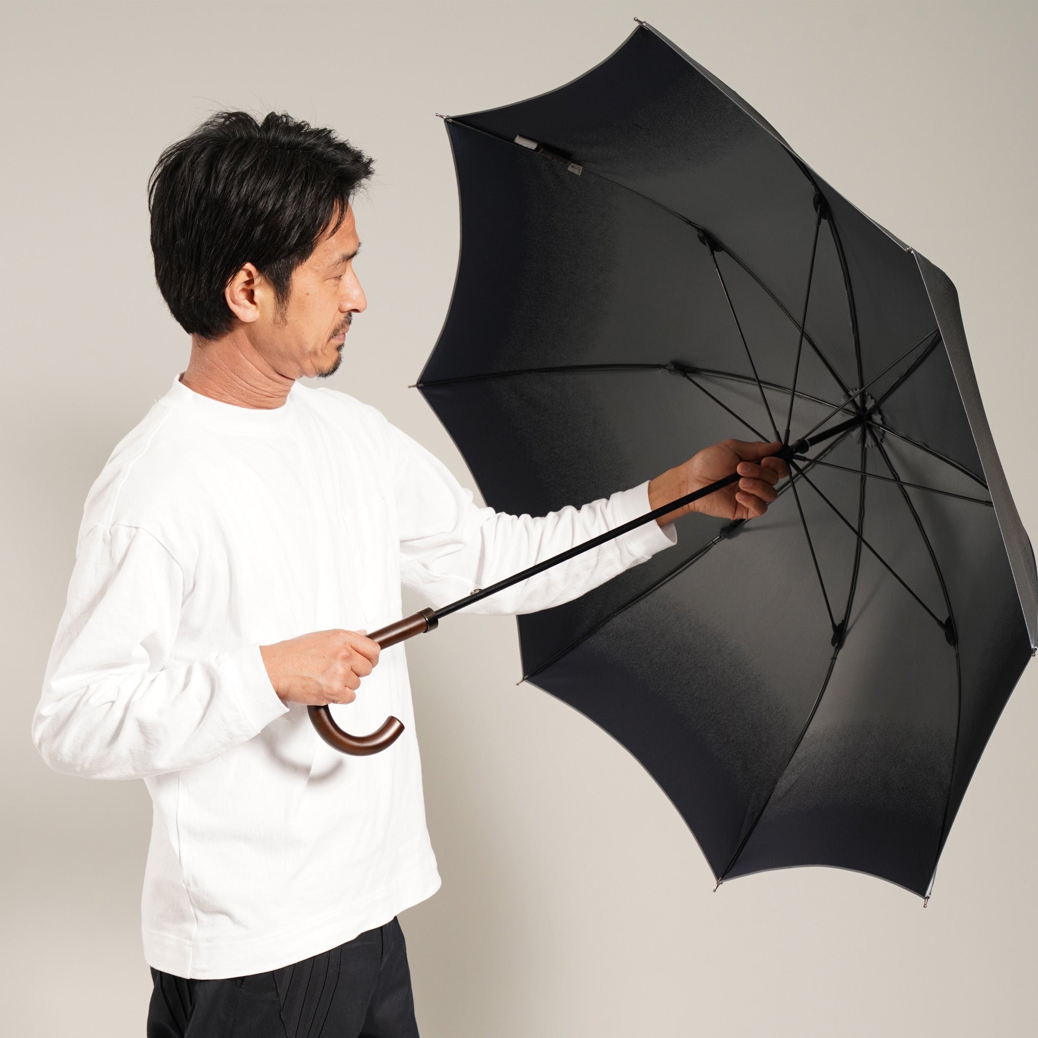 晴雨兼用 メンズ RefleCouture プラチナ 長傘 使用イメージ