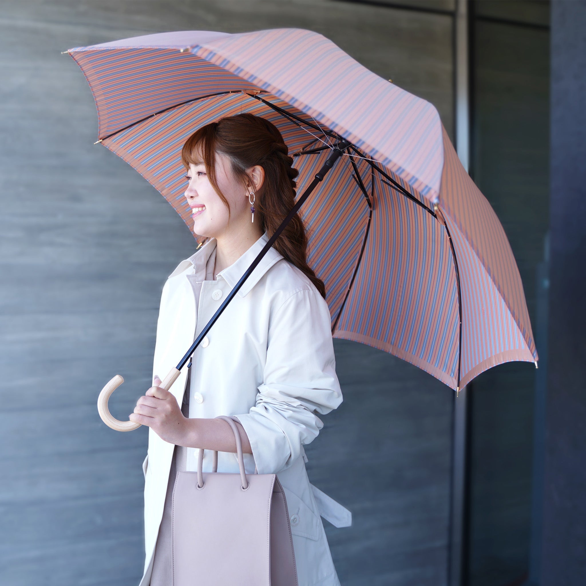 晴雨兼用 レディース Riff ピンクグレープ 長傘 使用イメージ
