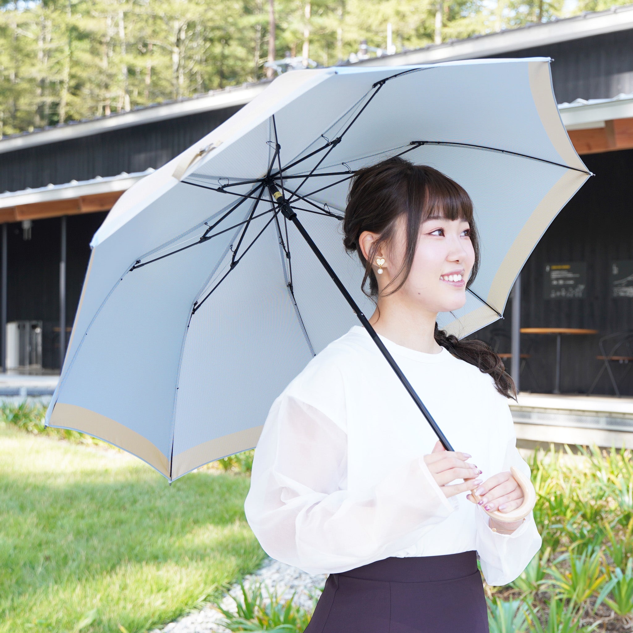 晴雨兼用 レディース SCENE グログランシャンブレー ベージュ 折りたたみ傘 使用イメージ