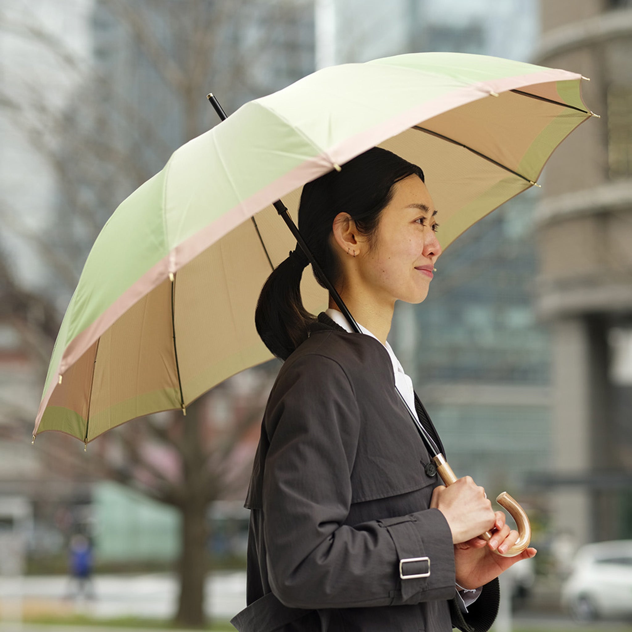 晴雨兼用 レディース SCENE グログランシャンブレー グリーン 長傘 使用イメージ