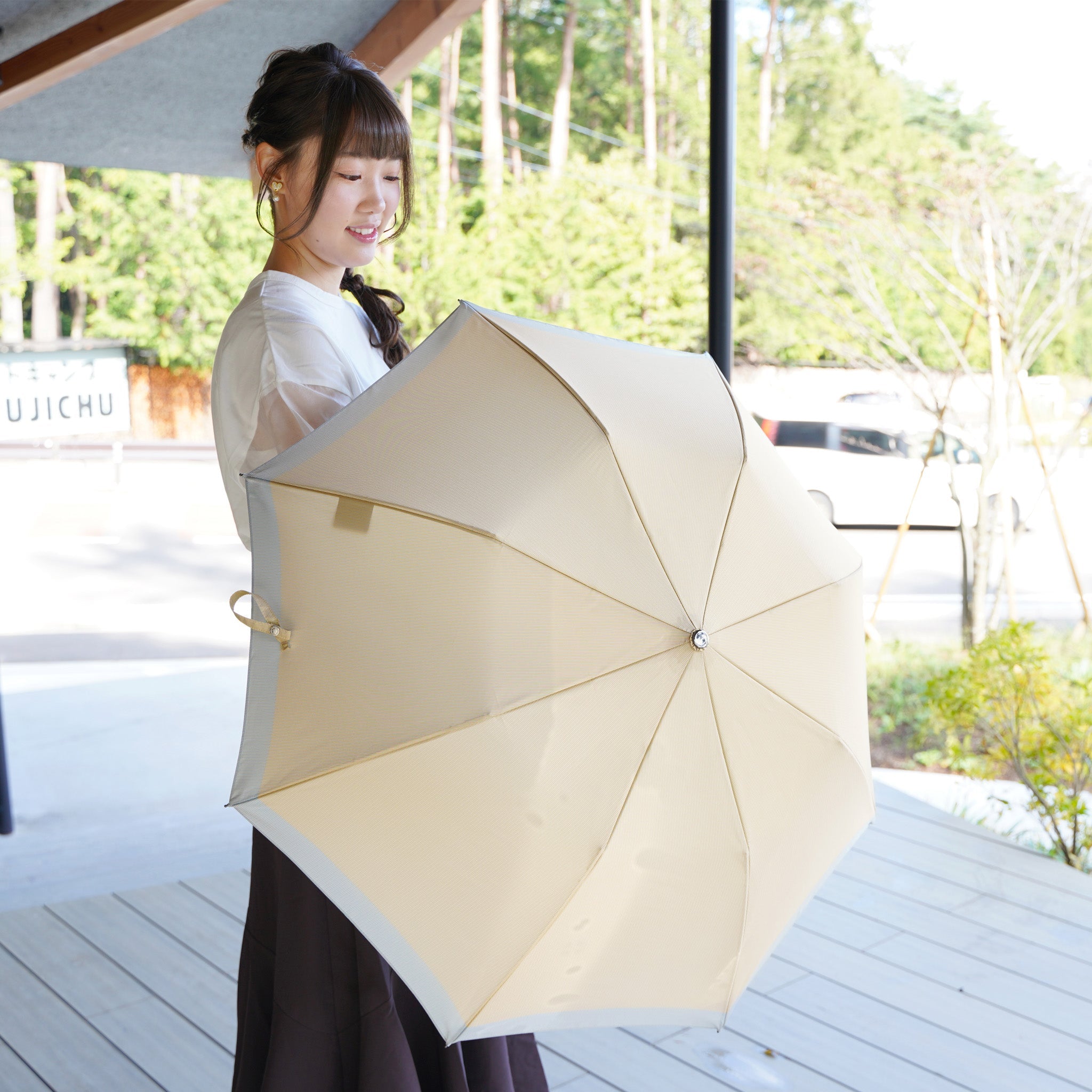 晴雨兼用 レディース SCENE グログランシャンブレー ベージュ 折りたたみ傘 使用イメージ