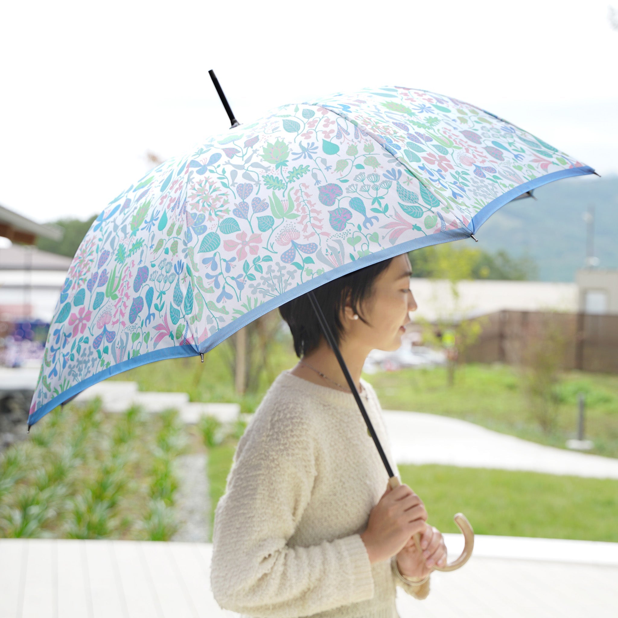 晴雨兼用 レディース Stig L. HERBARIUM ライトブルー 長傘 使用イメージ