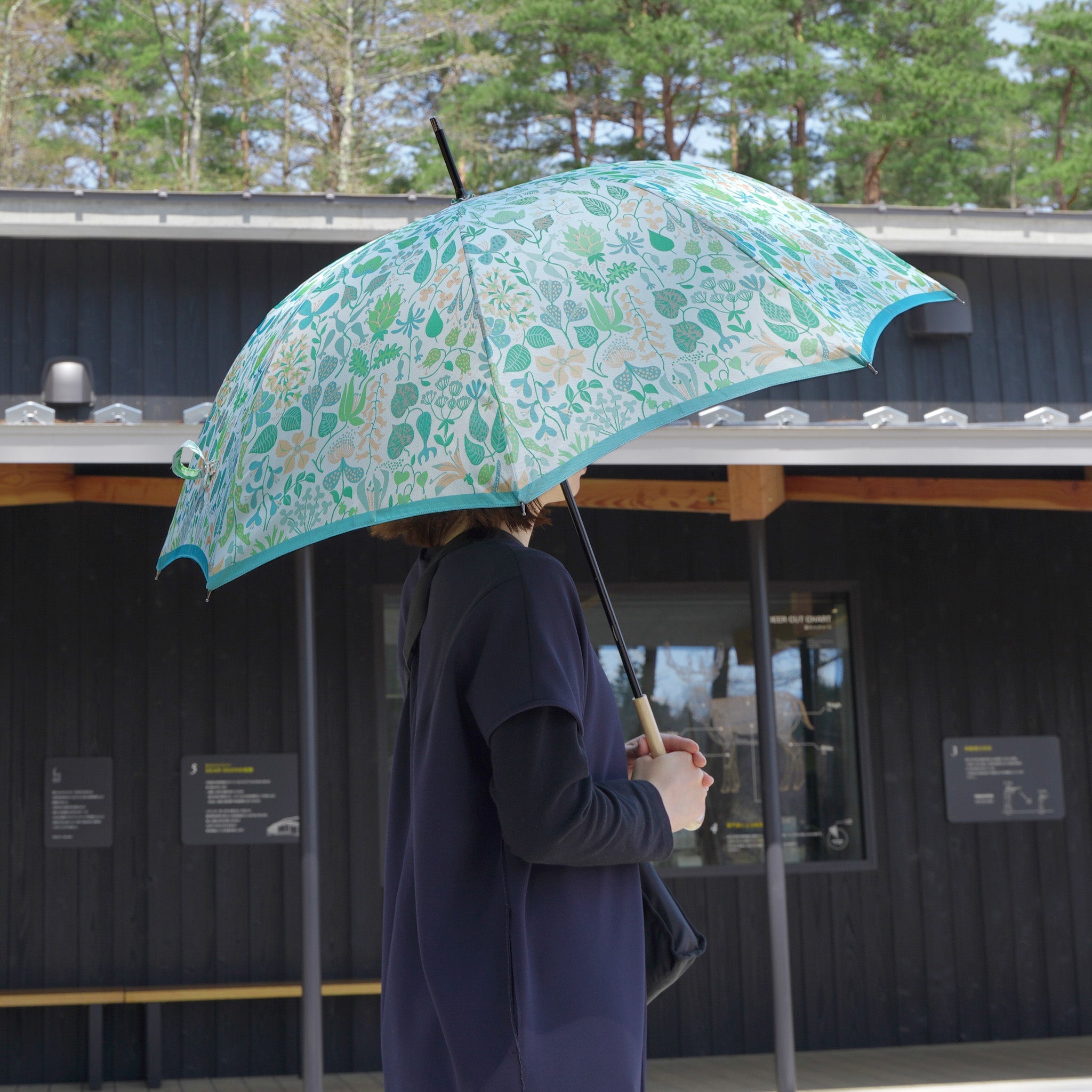 晴雨兼用 レディース Stig L. HERBARIUM ライムグリーン 長傘 使用イメージ