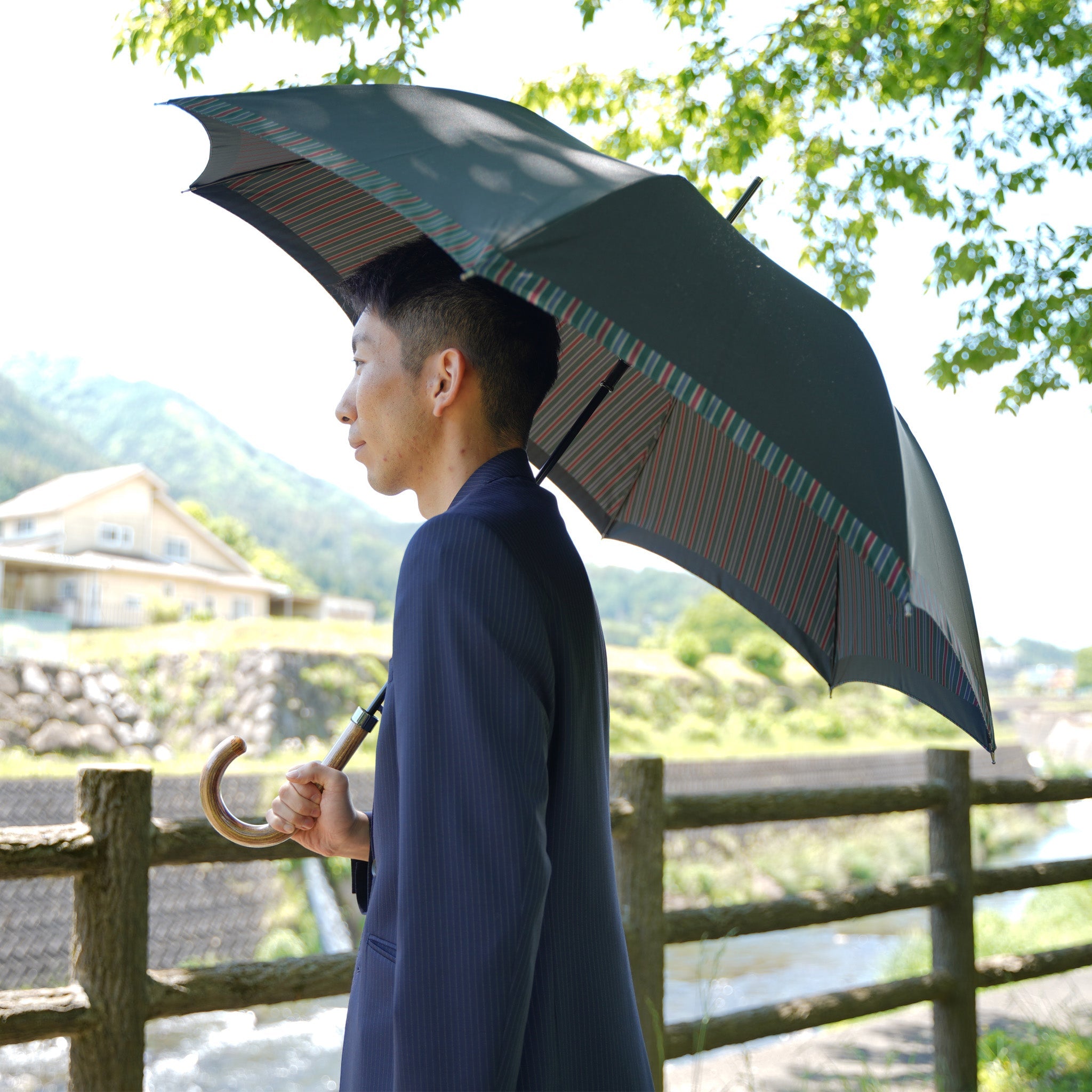 晴雨兼用 メンズ Tie Plain×Stripe GREEN 長傘 使用イメージ