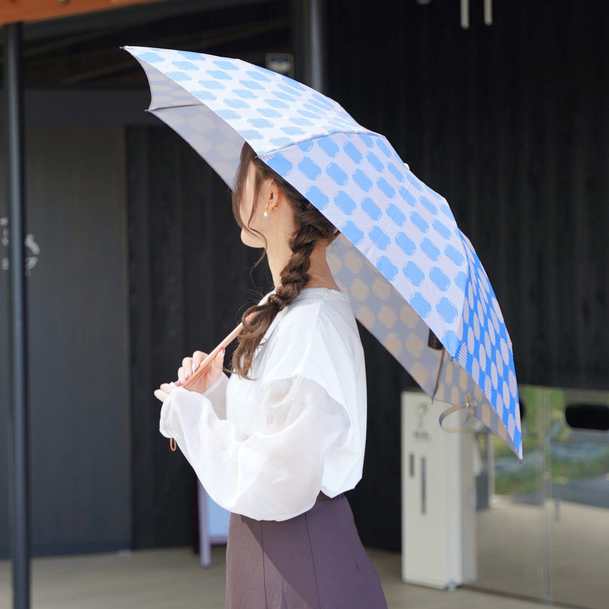 晴雨兼用 レディース ノルディック ドットコラージュ ブルー 折りたたみ傘 使用イメージ