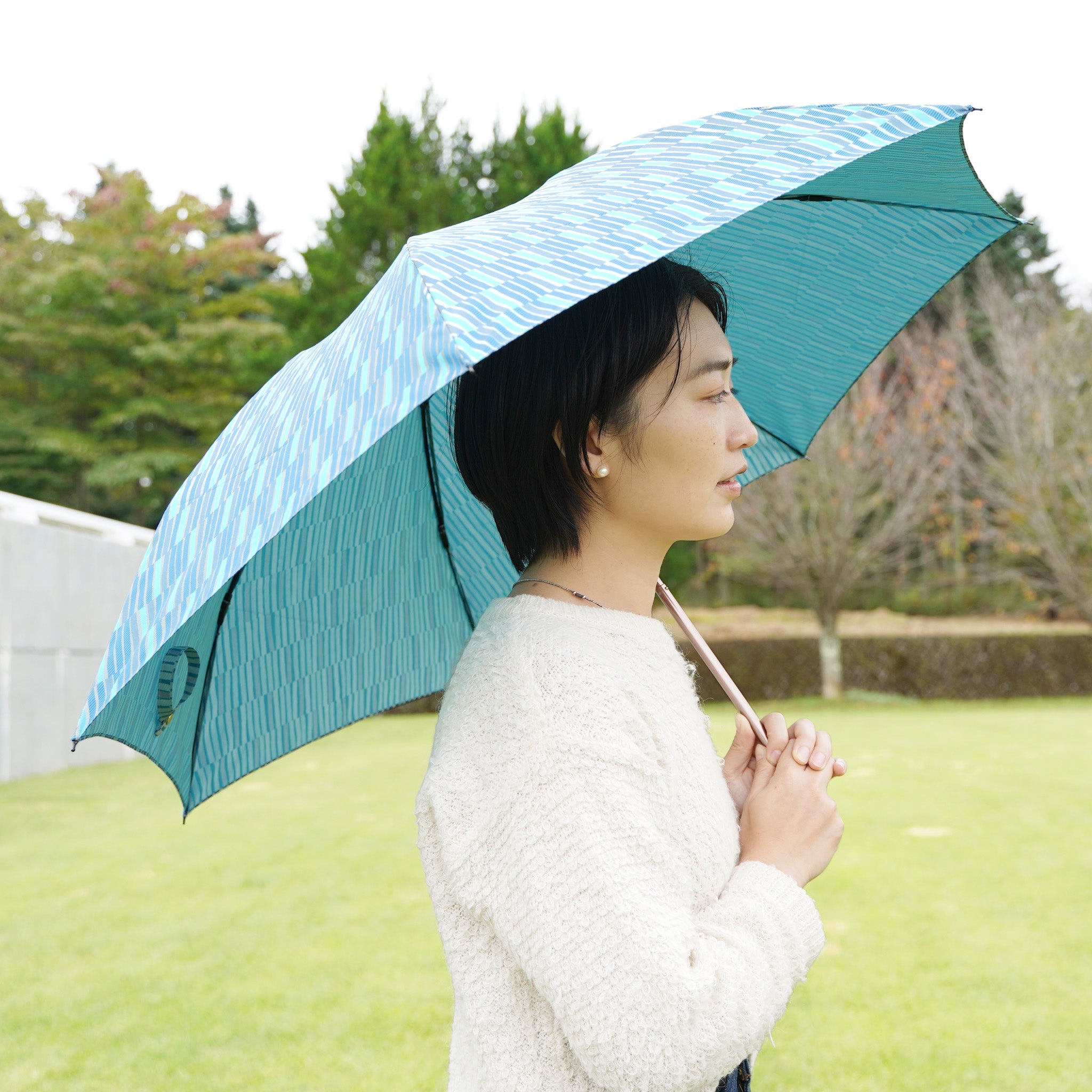 晴雨兼用 レディース ノルディック 枝 ブルー 折りたたみ傘 使用イメージ