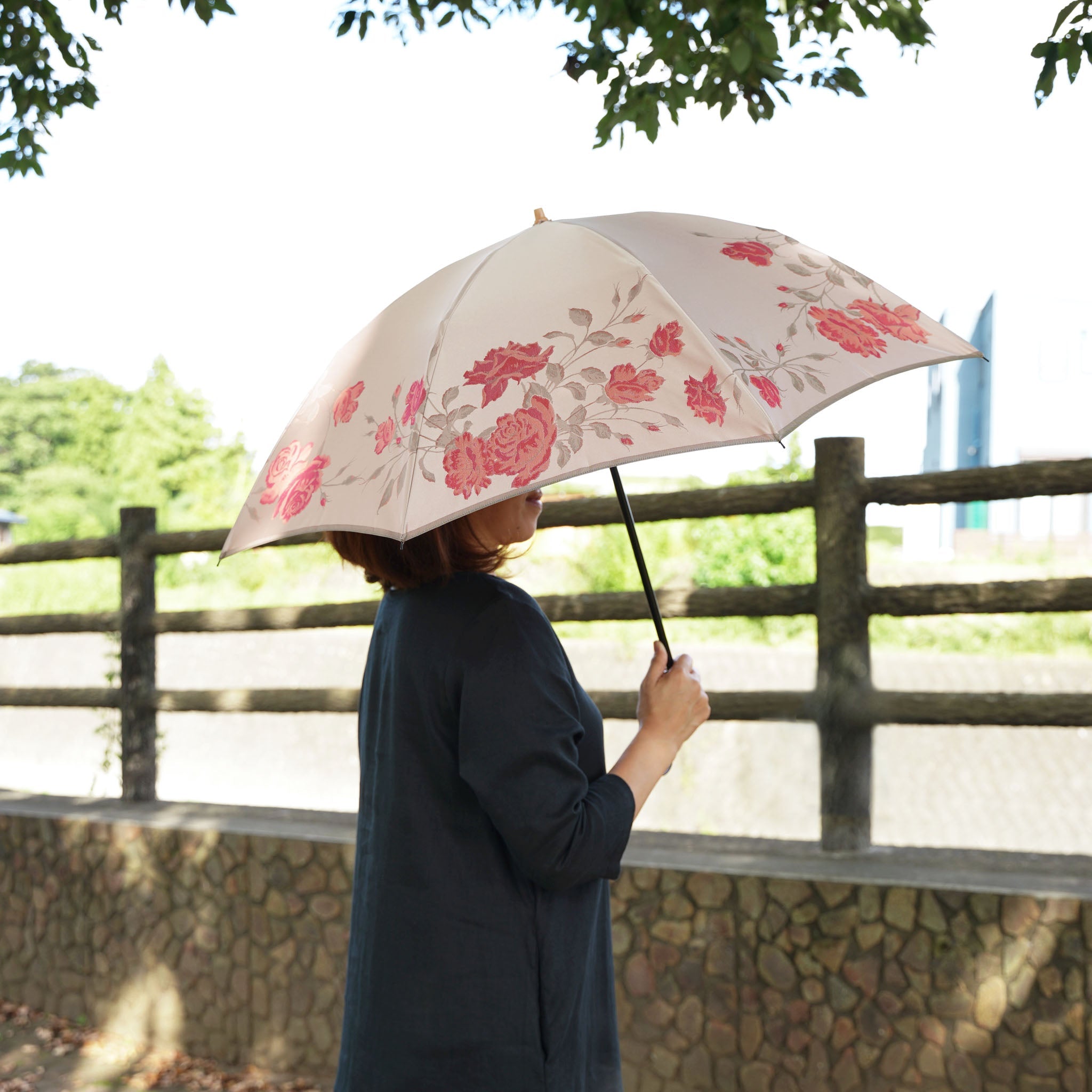 晴雨兼用 レディース 絵おり バラ ピンク 折りたたみ傘 使用イメージ