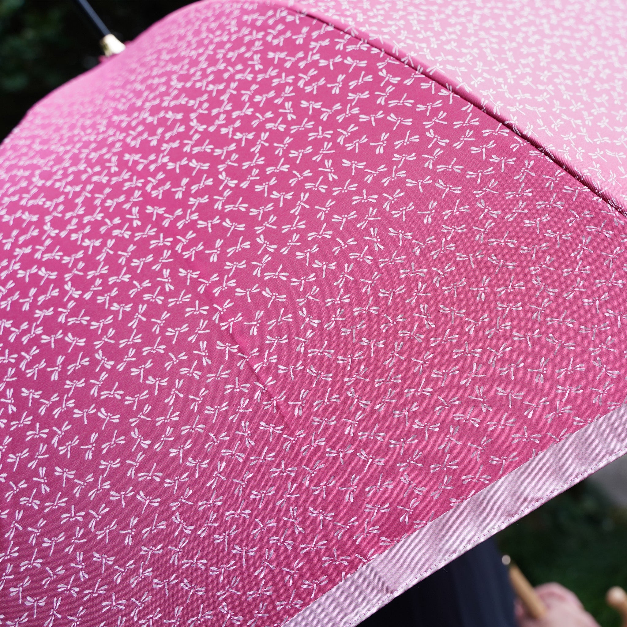 晴雨兼用 レディース 小紋 ワイン 長傘 使用イメージ
