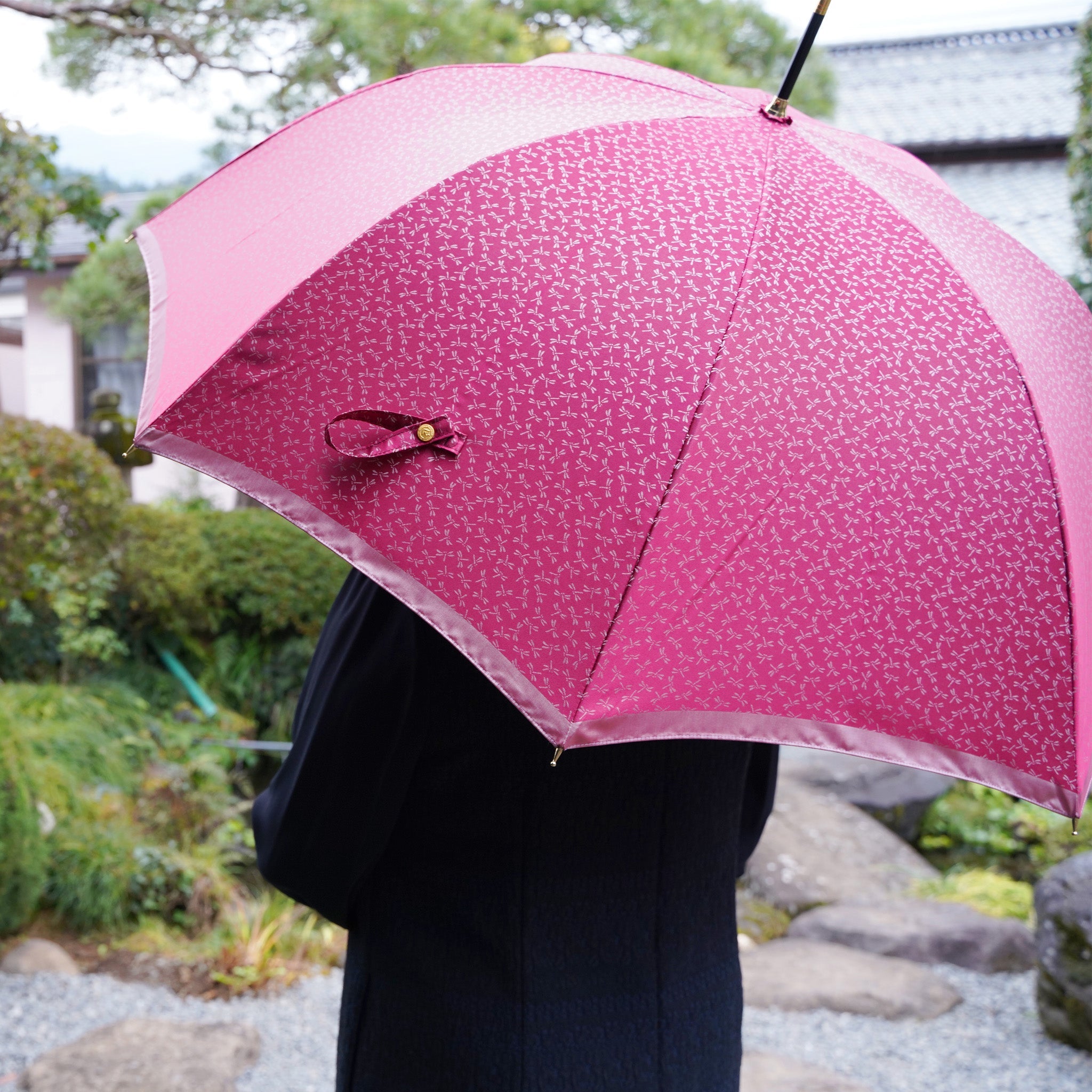 晴雨兼用 レディース 小紋 ワイン 長傘 使用イメージ