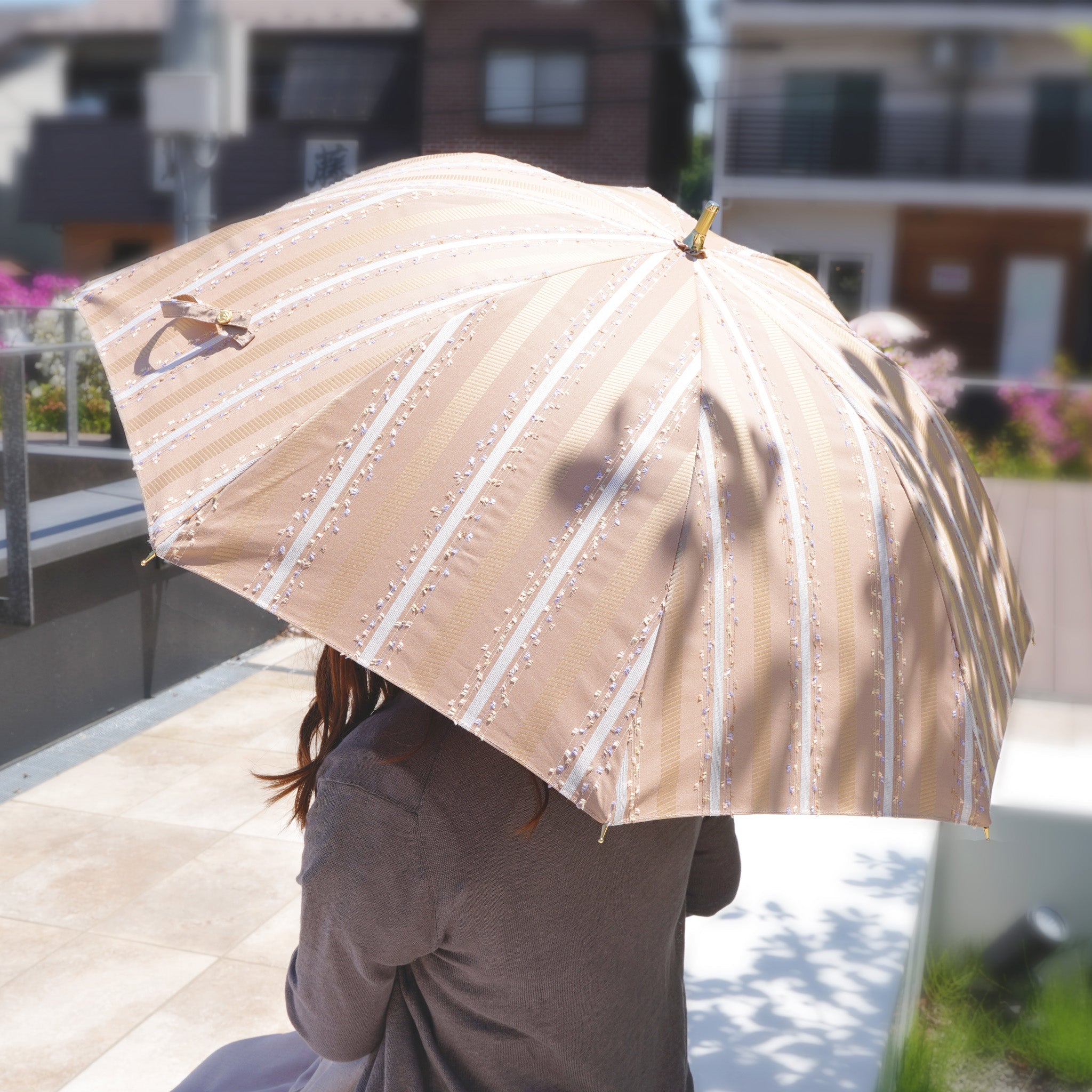 晴雨兼用 レディース feel.t ファンシーストライプ ベージュ スライドショート傘 使用イメージ