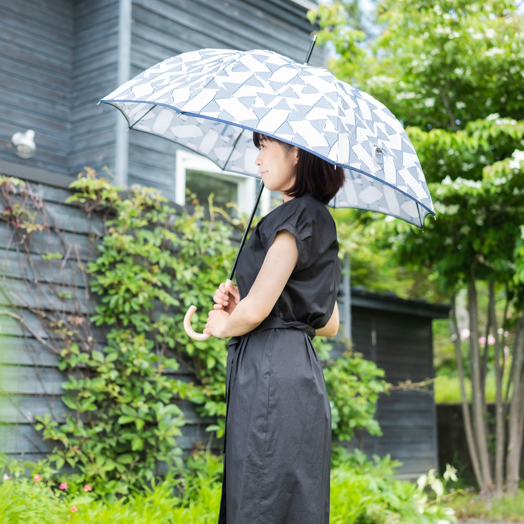 晴雨兼用 レディース fusion RIBBON グレー 長傘 使用イメージ