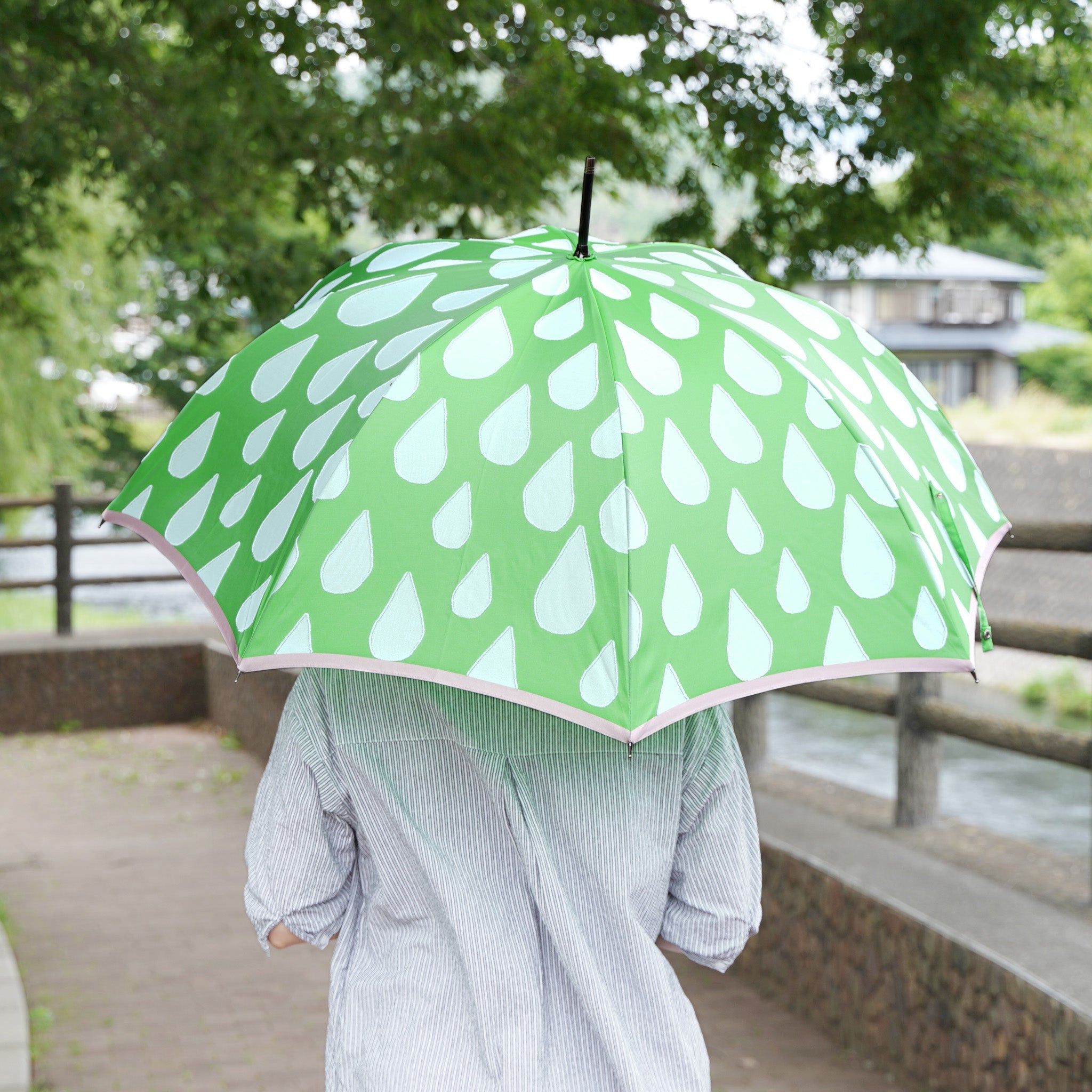 晴雨兼用 レディース fusion SHIZUKU グリーン 長傘 使用イメージ