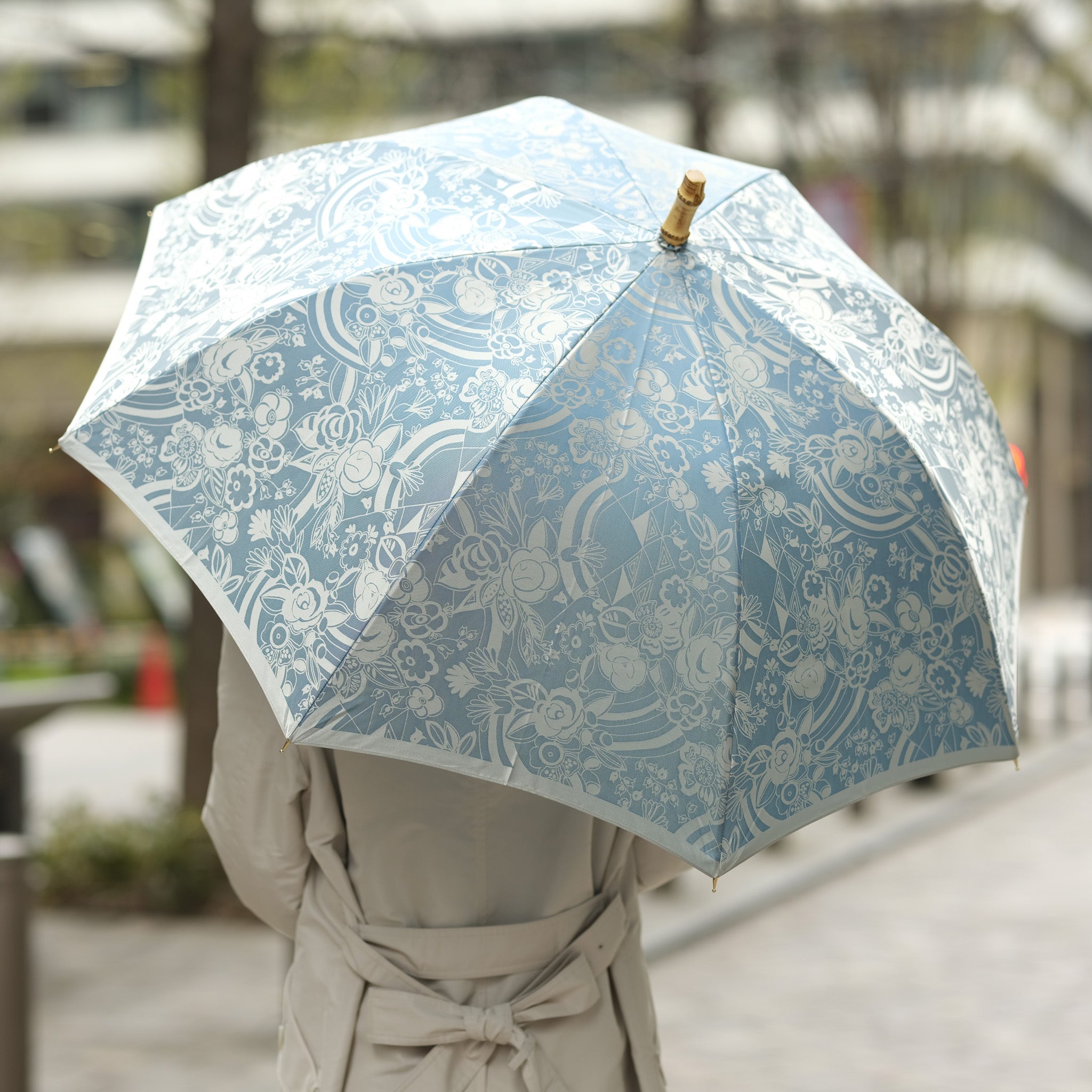 晴雨兼用 レディース kirie 更紗 レイクブルー 長傘 使用イメージ